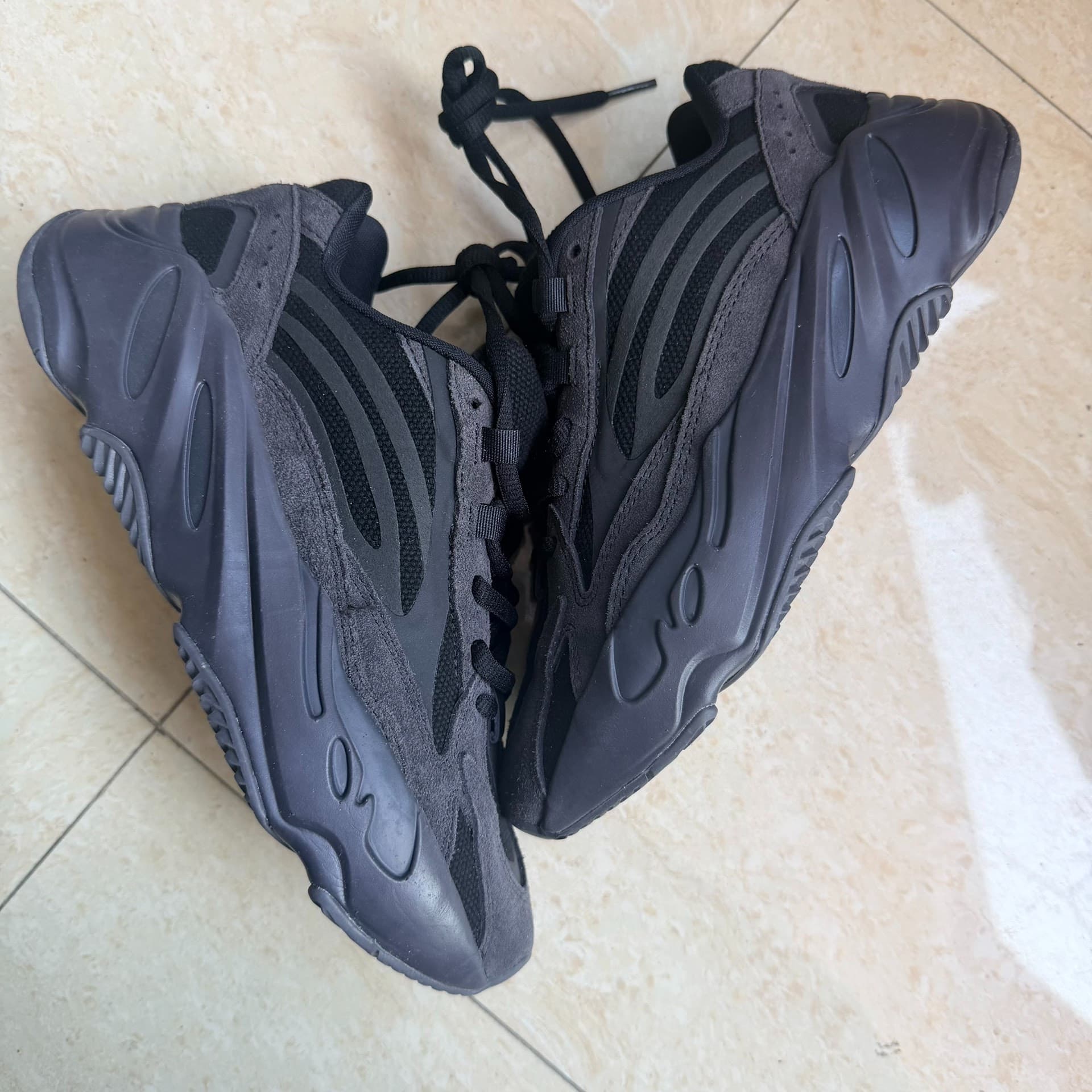 Оригинальная версия Yeezy 700 V2 черного цвета soul с биркой в оригинальной коробке