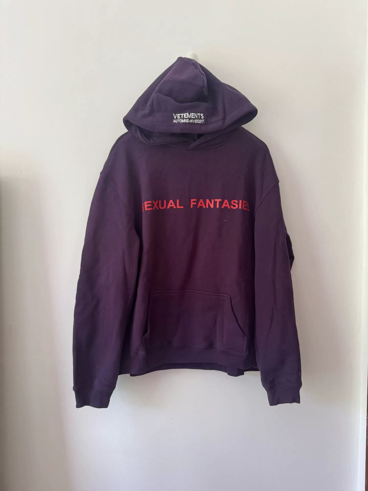 Фиолетовый свитер с капюшоном Vetements, размер S, вышитый логотип по краям, SE на груди