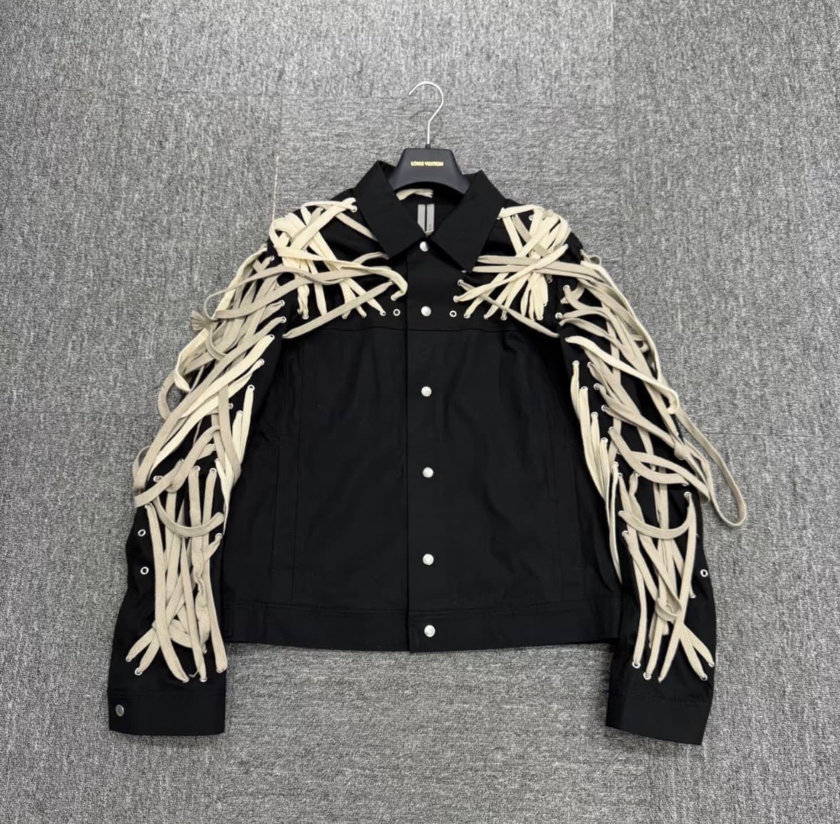 Рекламируем товар в новой куртке Rick Owens * Мужская куртка на ремешке от Rick Owens