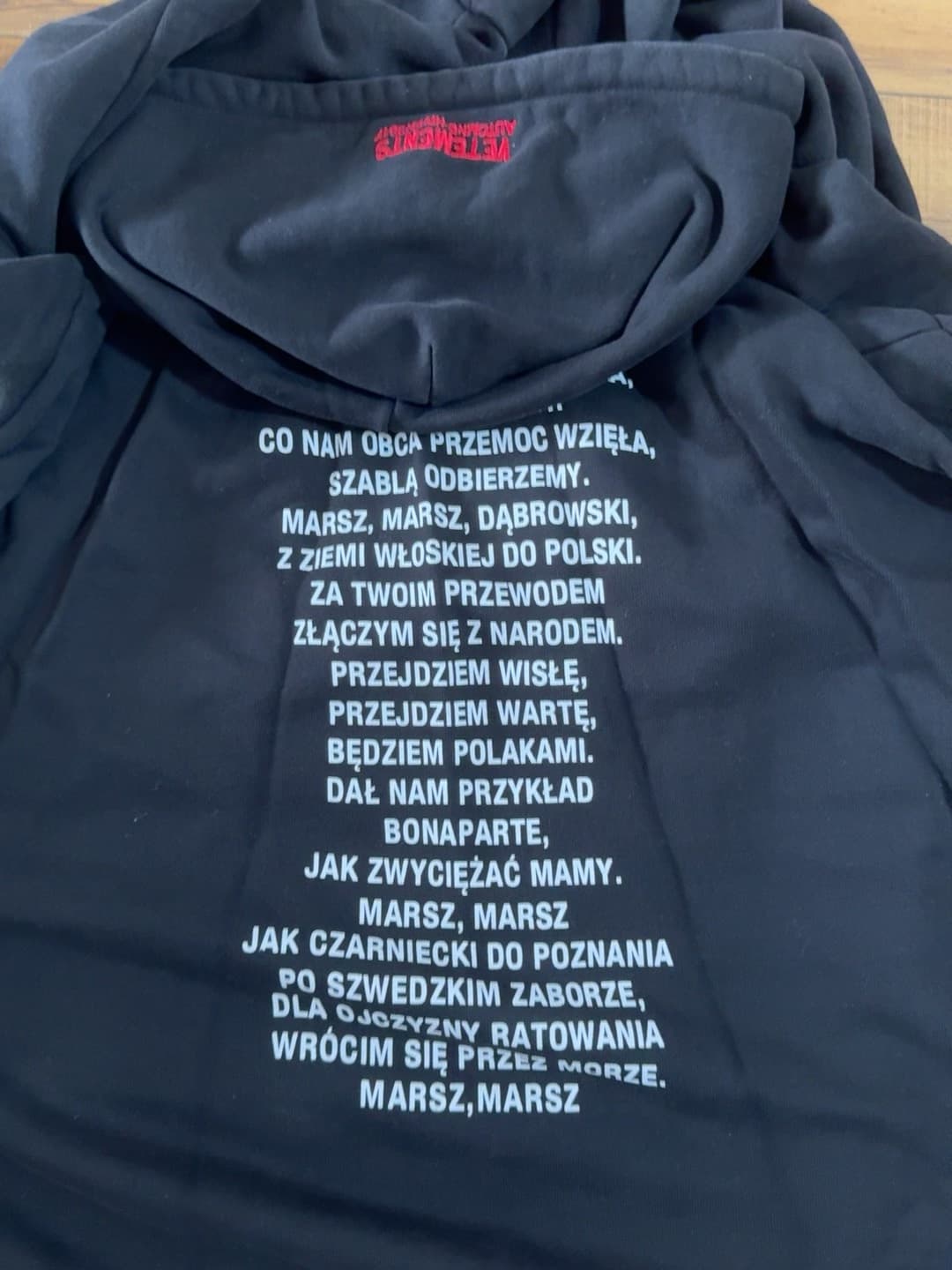 Действие инструкции vetements в Польше ограничено, она неверна, и эта цена определенно не соответствует действительности.