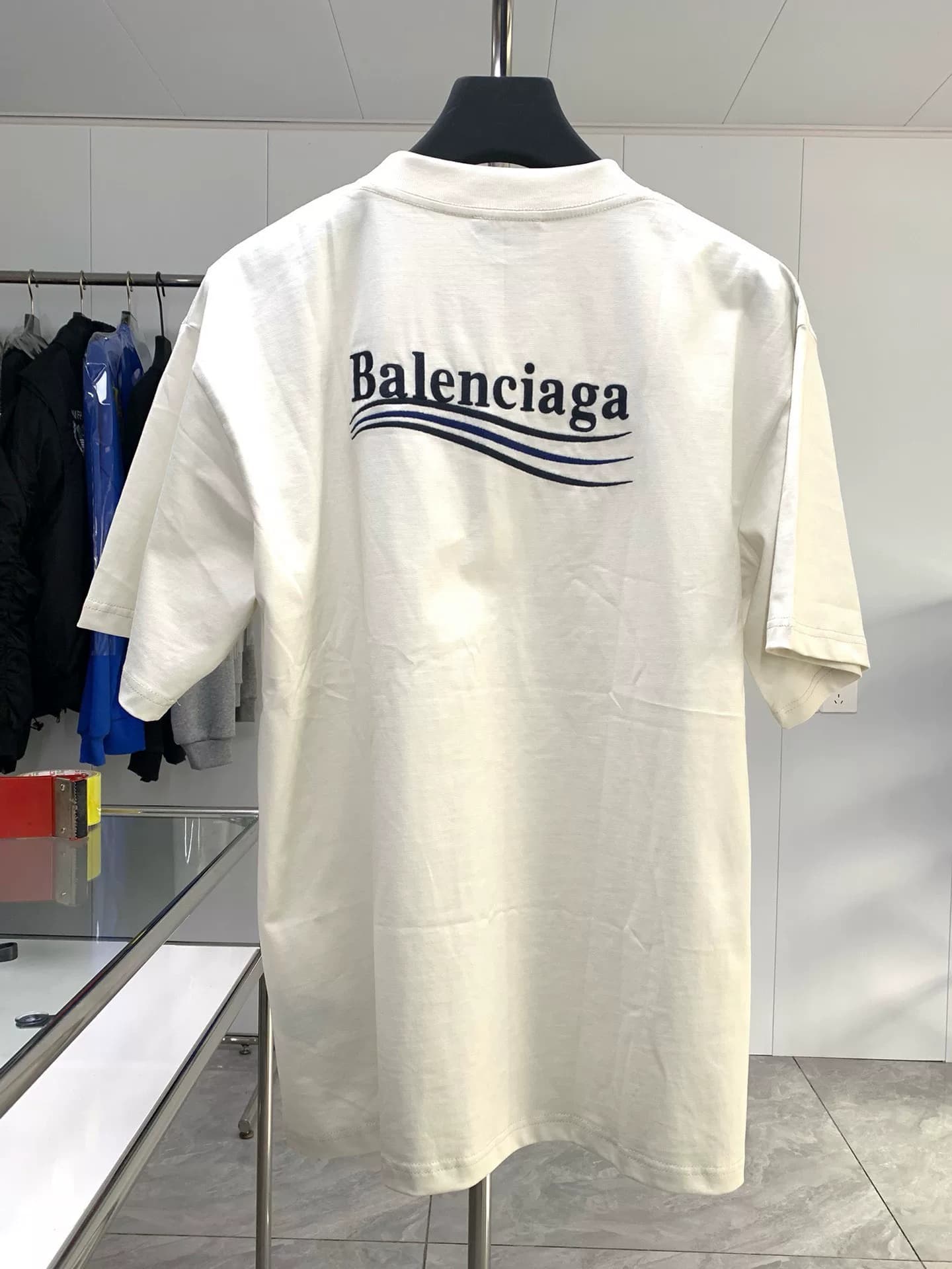 Надпись Balenciaga Paris cola wave в высоком разрешении.