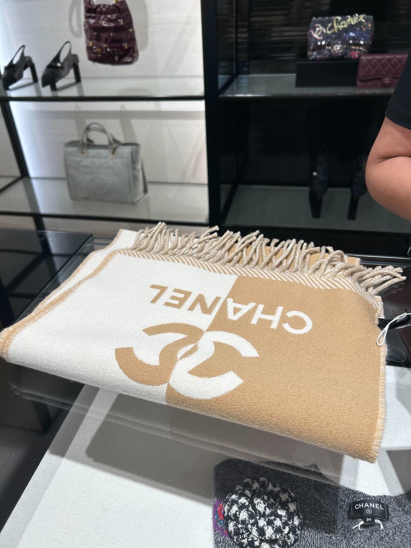 Шарф Chanel Chanel чайно-молочного цвета в тон, классический двойной логотип C, 100