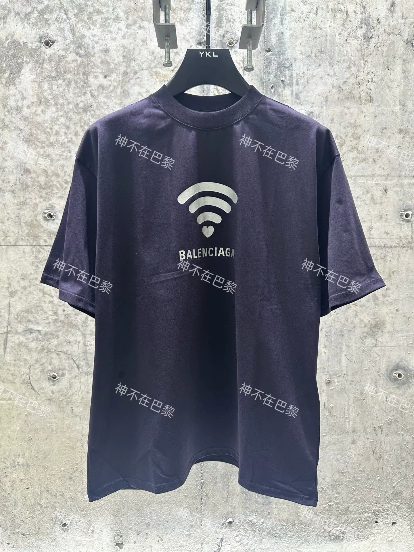 Футболка с коротким рукавом Balenciaga с логотипом, напечатанным на Wi-Fi, в формате высокой четкости - это самый мощный продукт в линейке. Ее покупа…