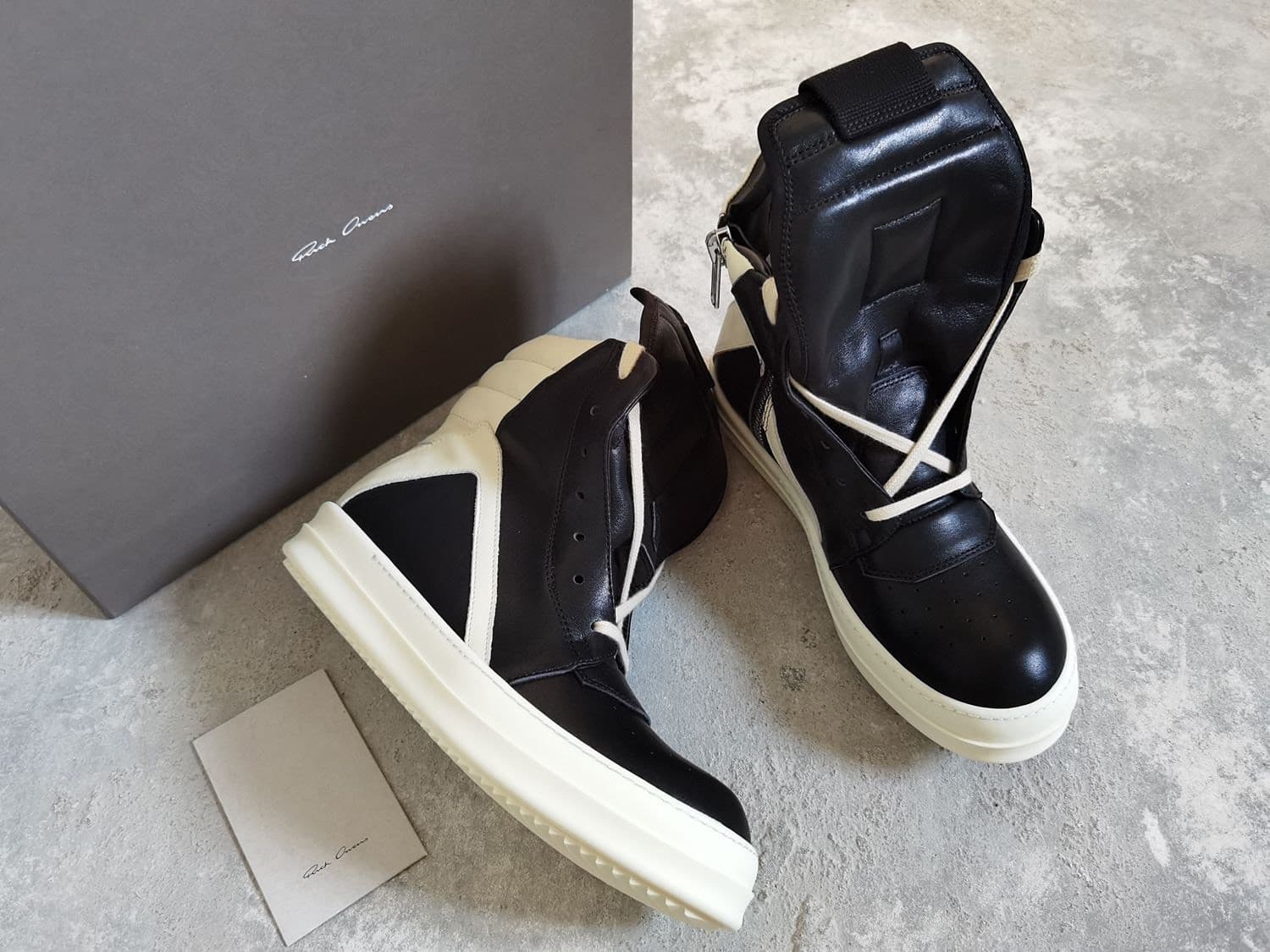 Кроссовки RICK OWENS RO main line с высоким берцем в виде перевернутого треугольника черного и белого цветов в тон