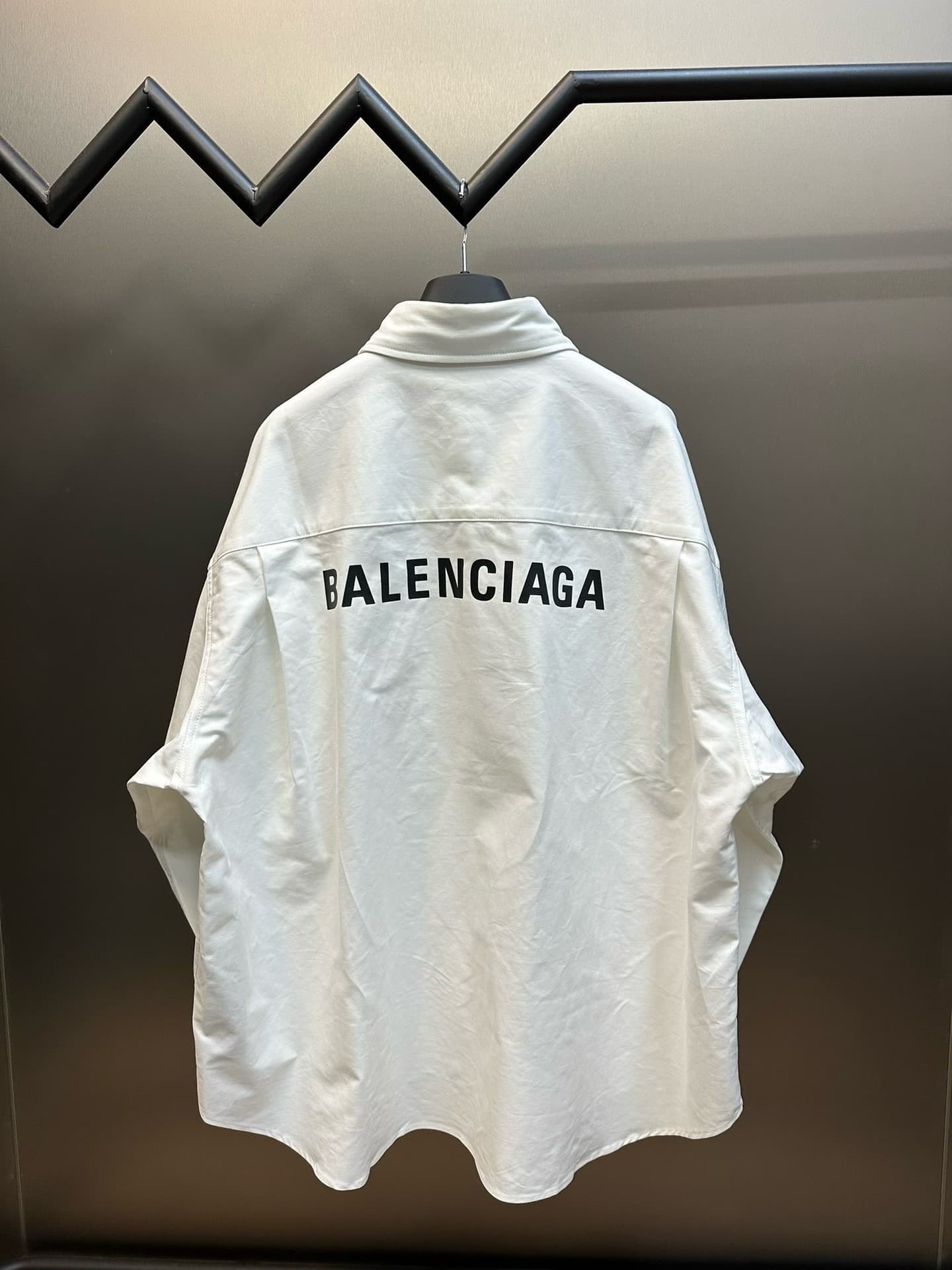 Белое платье с длинными рукавами и буквенным принтом Balenciaga Paris на спине высокой четкости