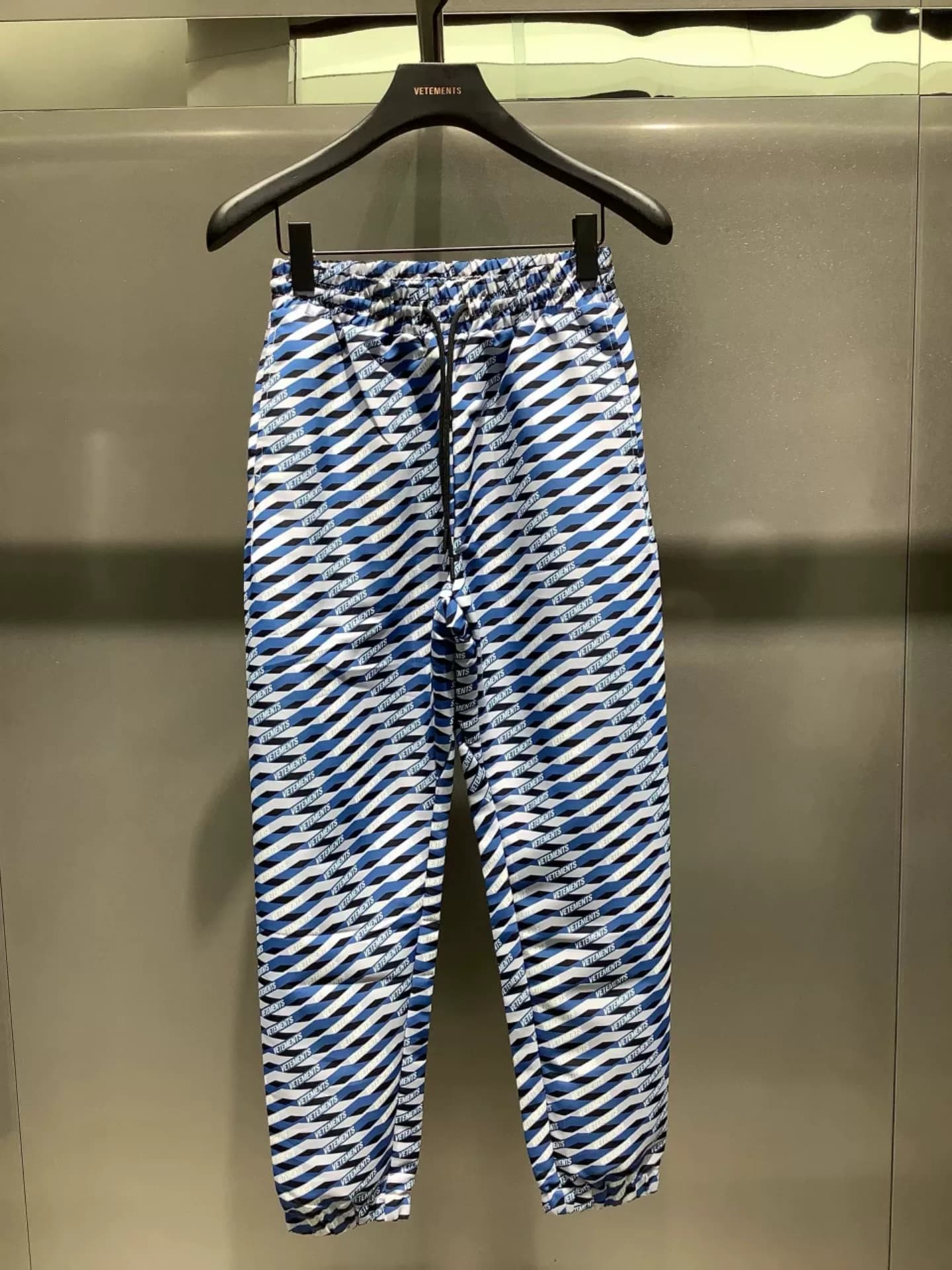 Повседневные брюки VETEMENTS в синюю диагональную полоску, размер S, абсолютно новые, с биркой!