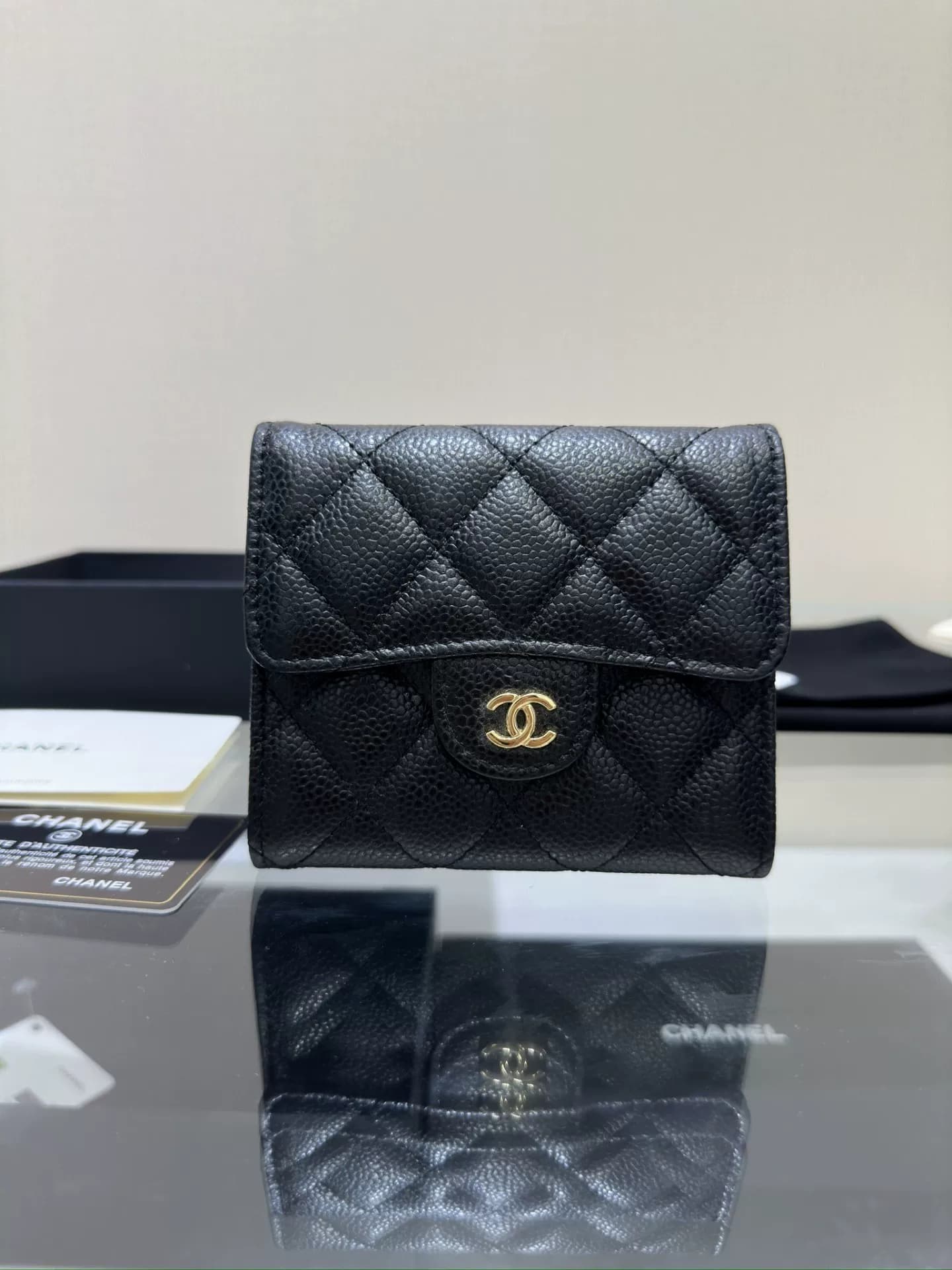 Совершенно новый кошелек Chanel Chanel Black Gold Xiaoxiang со скидкой 30% на короткий кошелек из воловьей кожи, женский кошелек для монет