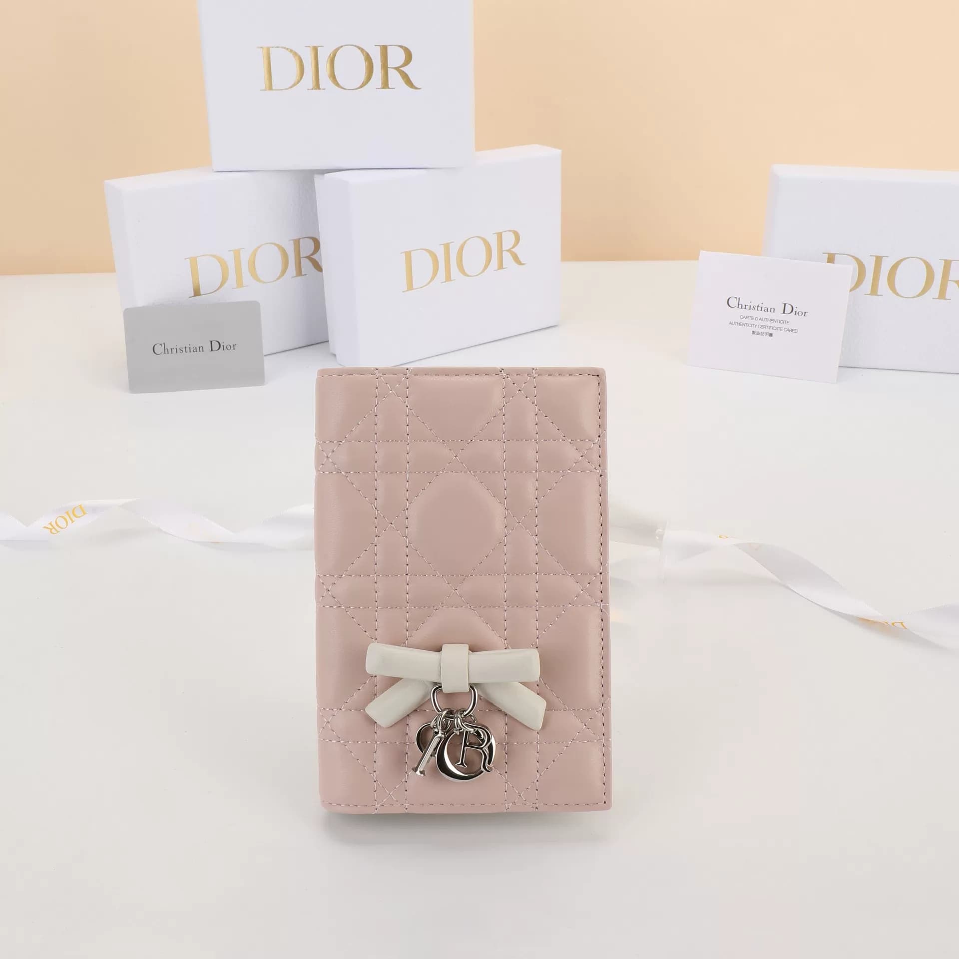 Совершенно новый новый лук Dior Dior со скидкой 20% на короткую розовую обложку для паспорта, домашнюю подставку для фотографий, сертификат на паспорт