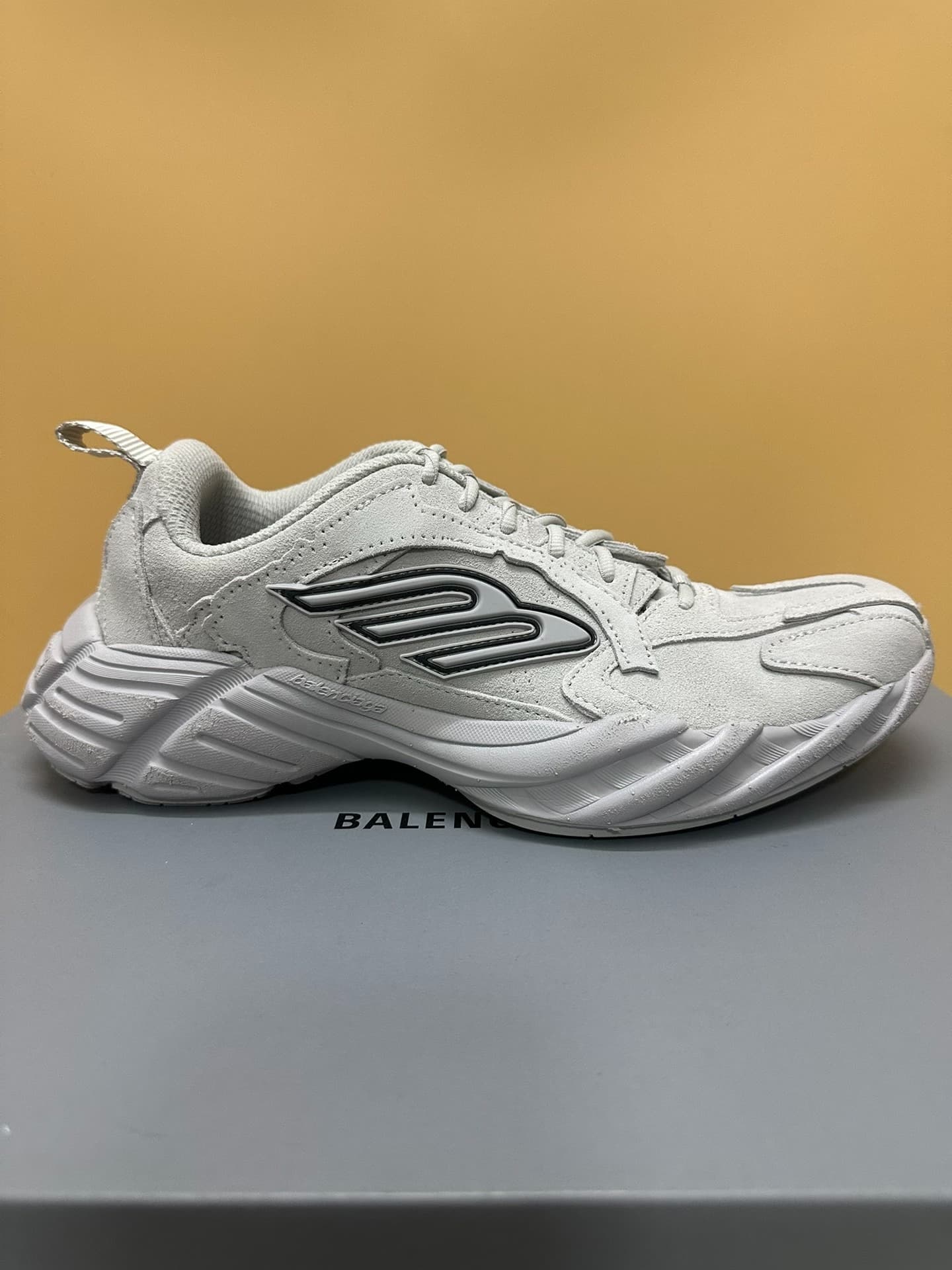 Круглый потертый логотип Balenciaga Balenciaga Monday с тиснением