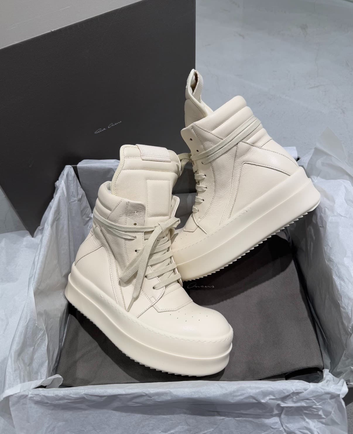 Перевернутый треугольник молочно-белого цвета на толстой подошве RickOwens26ss