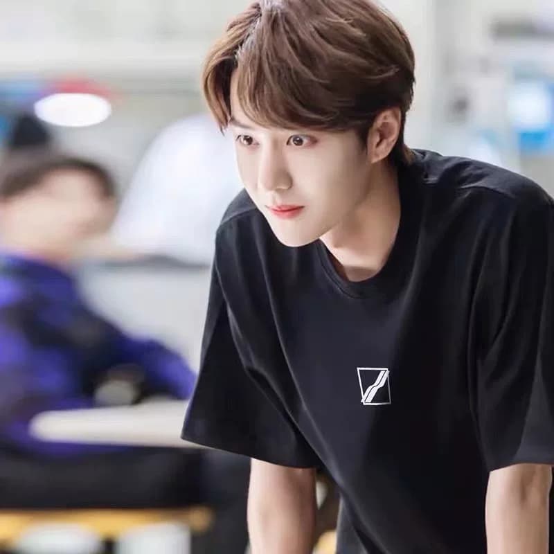 О качестве нечего и говорить!!!МЫ выпустили популярную модель данных Wang Yibo с такой же объемной кожаной этикеткой