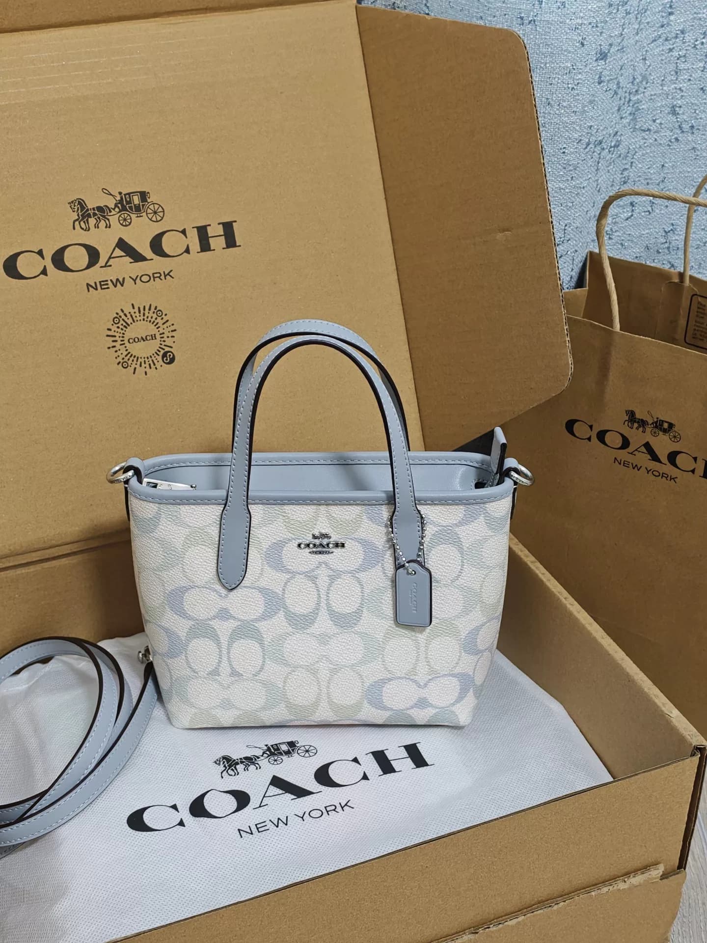 Холостой ход совершенно нового автобуса Coach city15 gradient blue с пресбиопией, соответствующий цвету веера you Xiaotuo