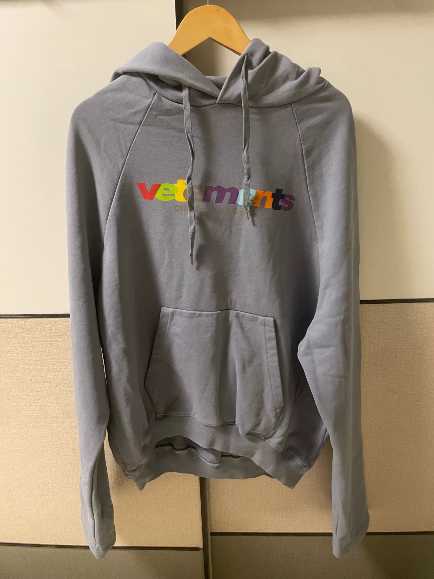 свитер с цветным слоганом vetements 19fw
