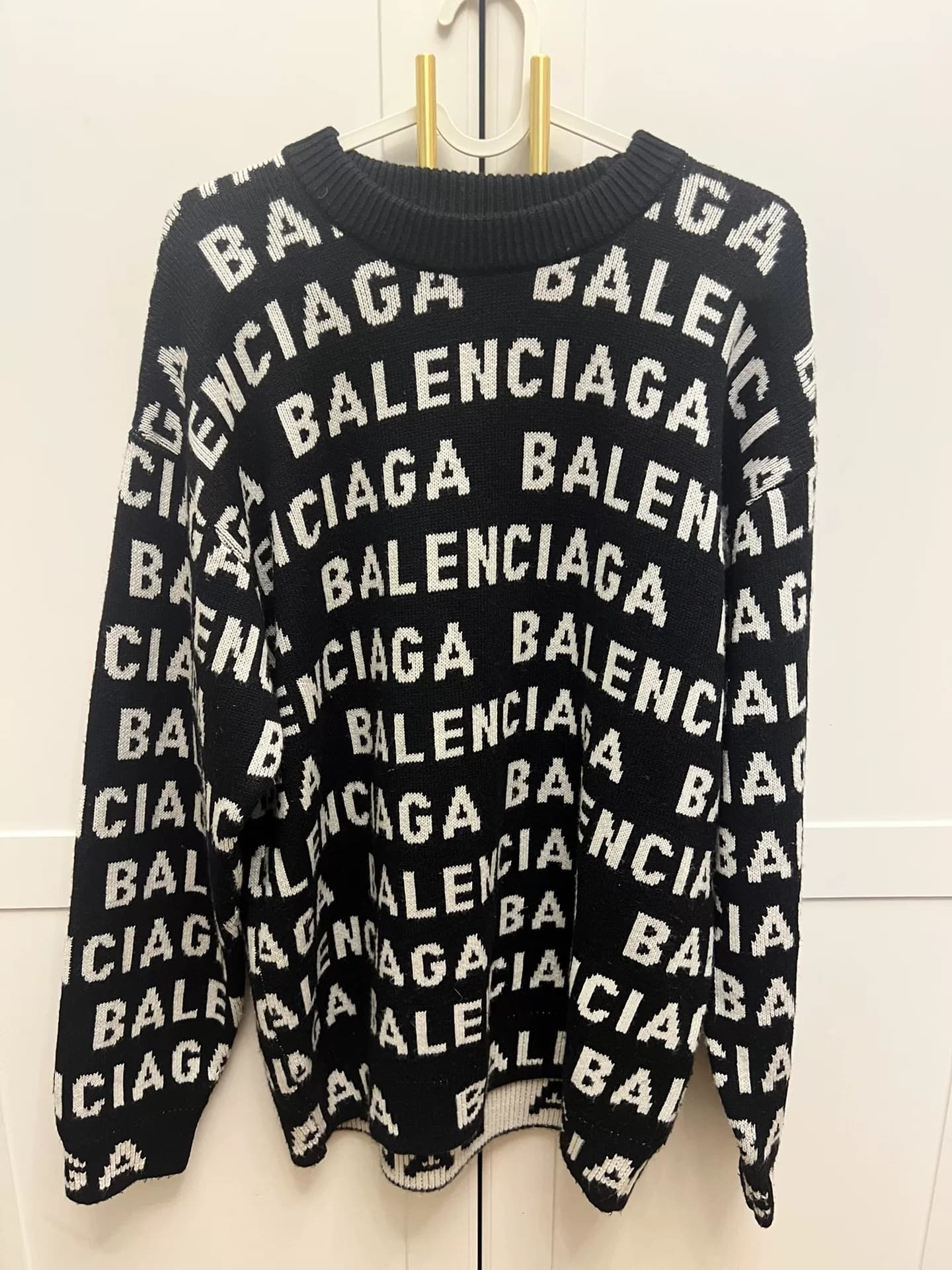 Balenciaga Свитер с надписью Balenciaga Черно-белый, соответствующий размеру L