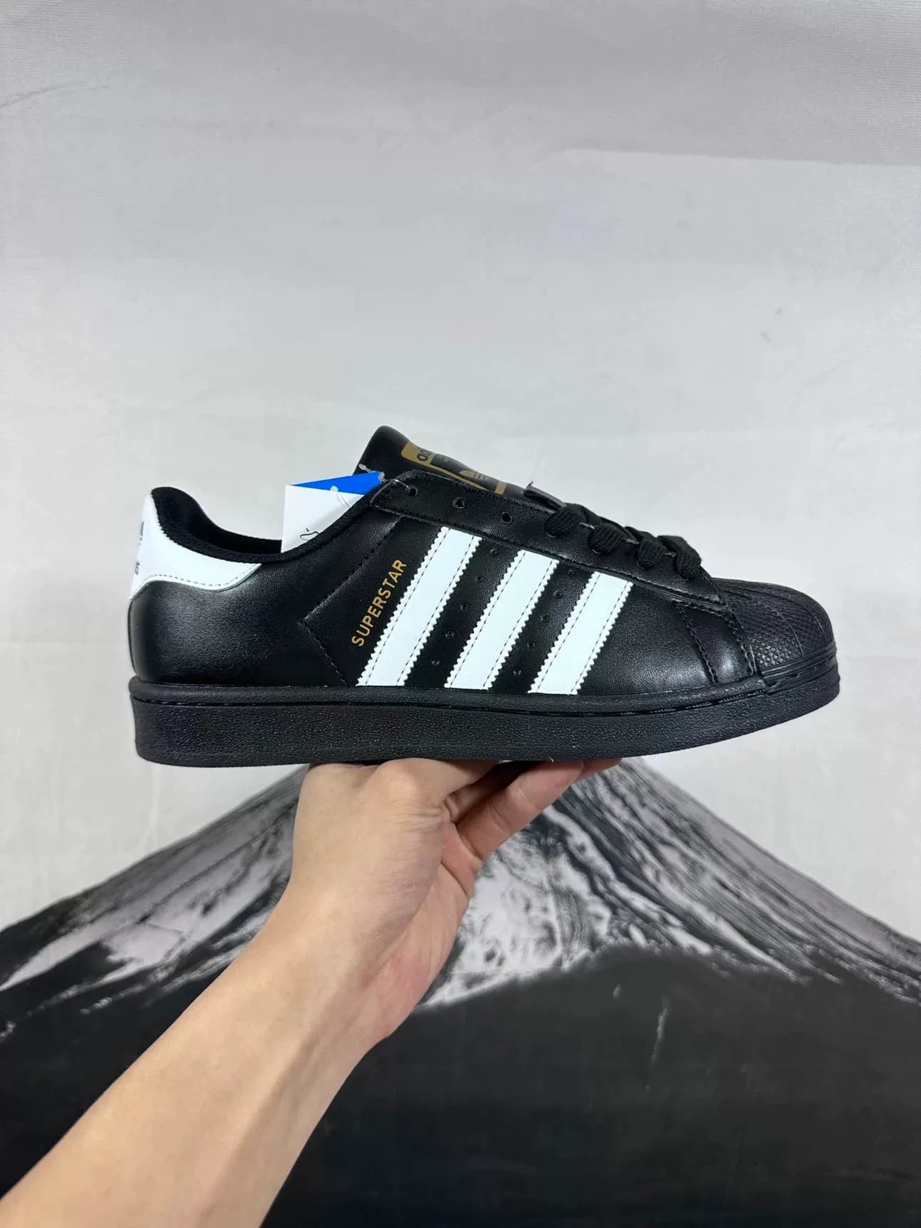 Совершенно новые туфли adidas Superstar с черным золотым носком, коробка для обуви с биркой