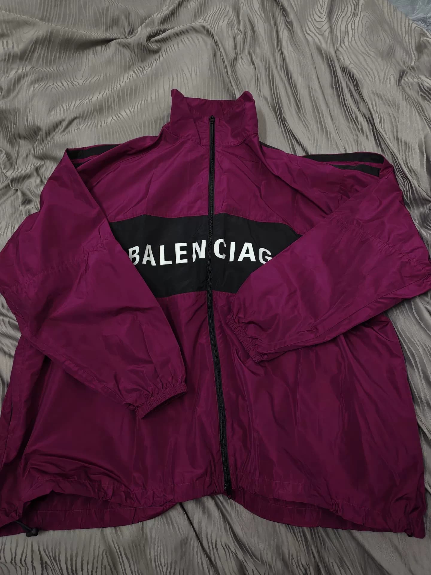 Куртка с вышитым логотипом Balenciaga Balenciaga темно-фиолетовая куртка с вышитым логотипом Balenciaga