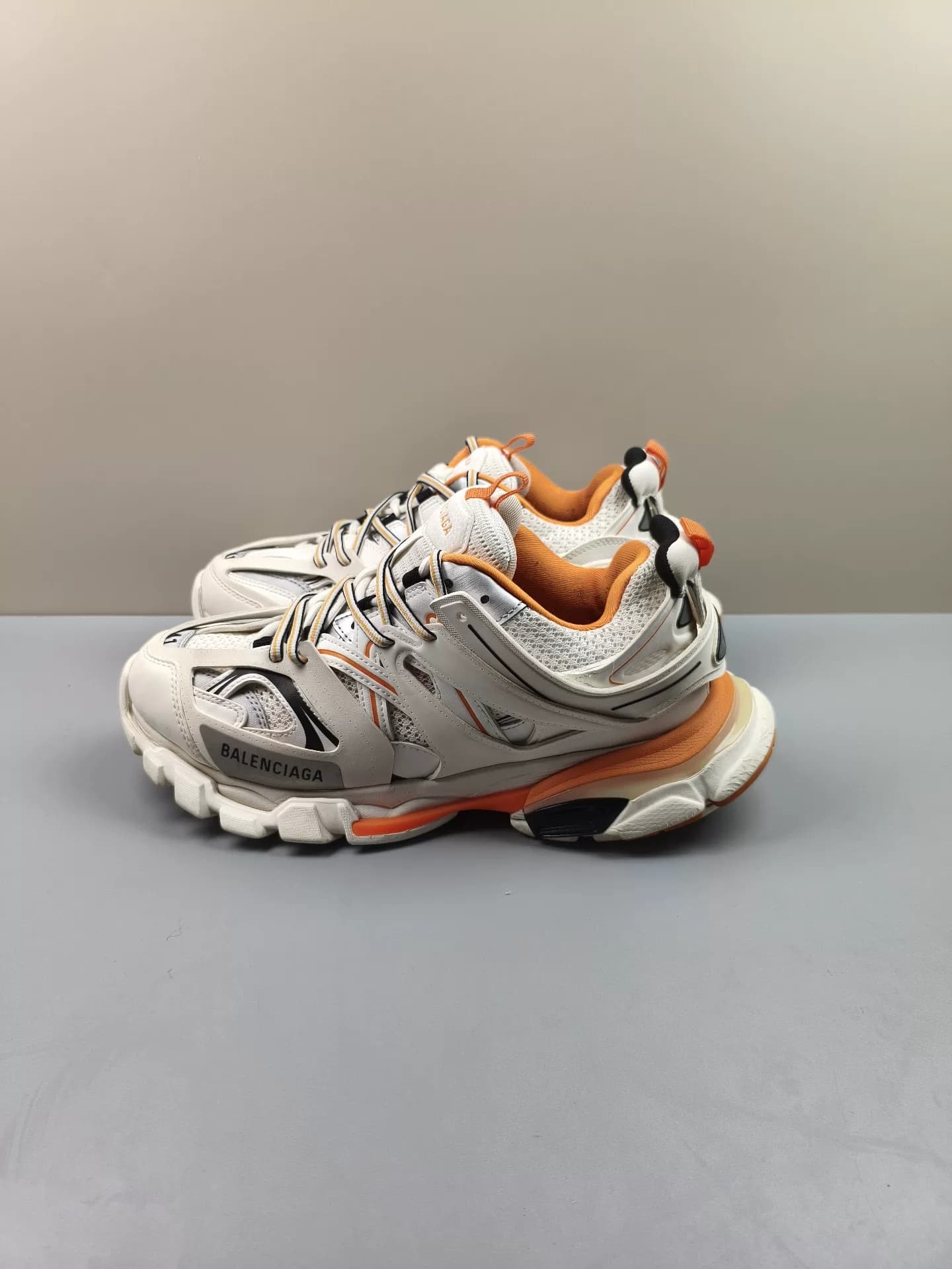 Спортивный костюм Balenciaga в бело-оранжевой цветовой гамме, размер 41, одинаковый для мужчин и женщин, можно носить в любое время года.становиться
