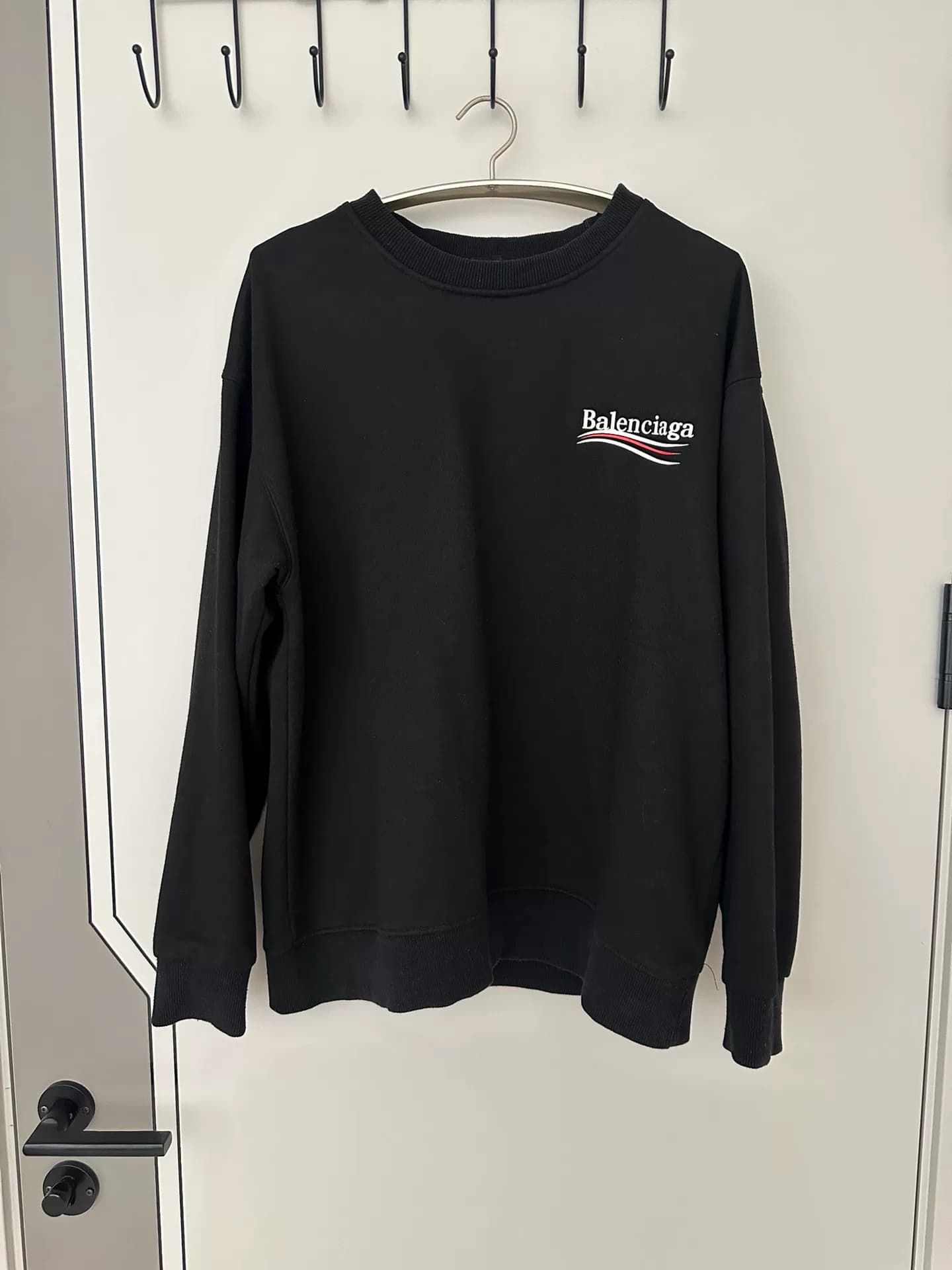 Почти новый черный свитшот Balenciaga, свободного кроя, подойдет как мужчинам, так и женщинам.