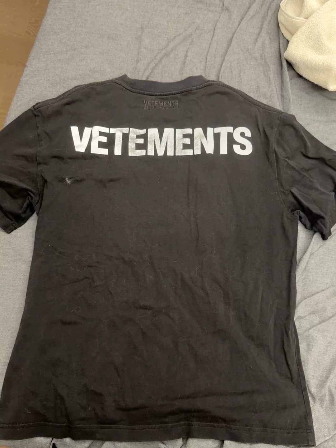 Черный логотип VETEMENTS с единорогом на коротком рукаве