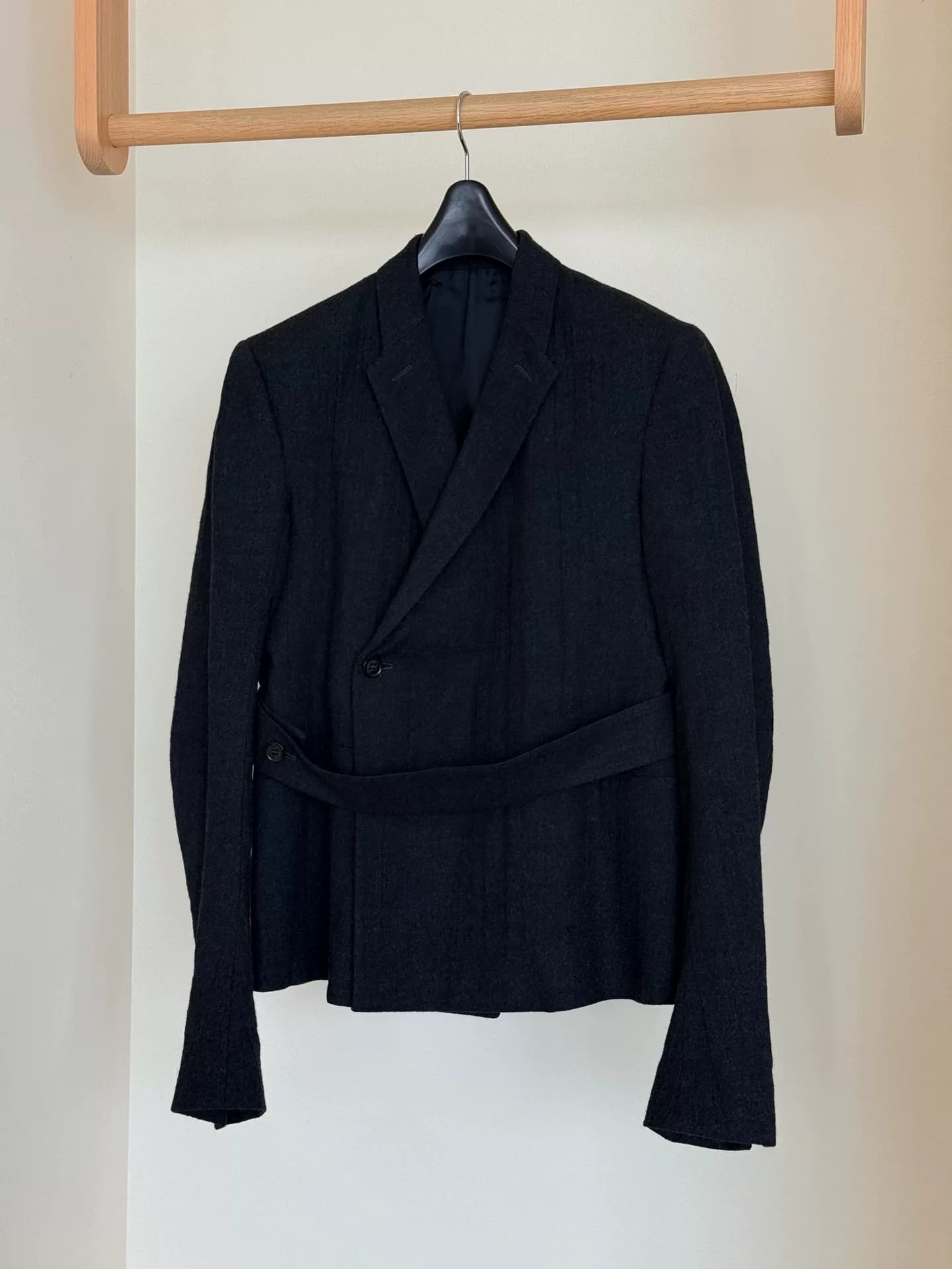 Короткий пиджак от костюма Rick Owens из черной шерсти с поясом, размер 50