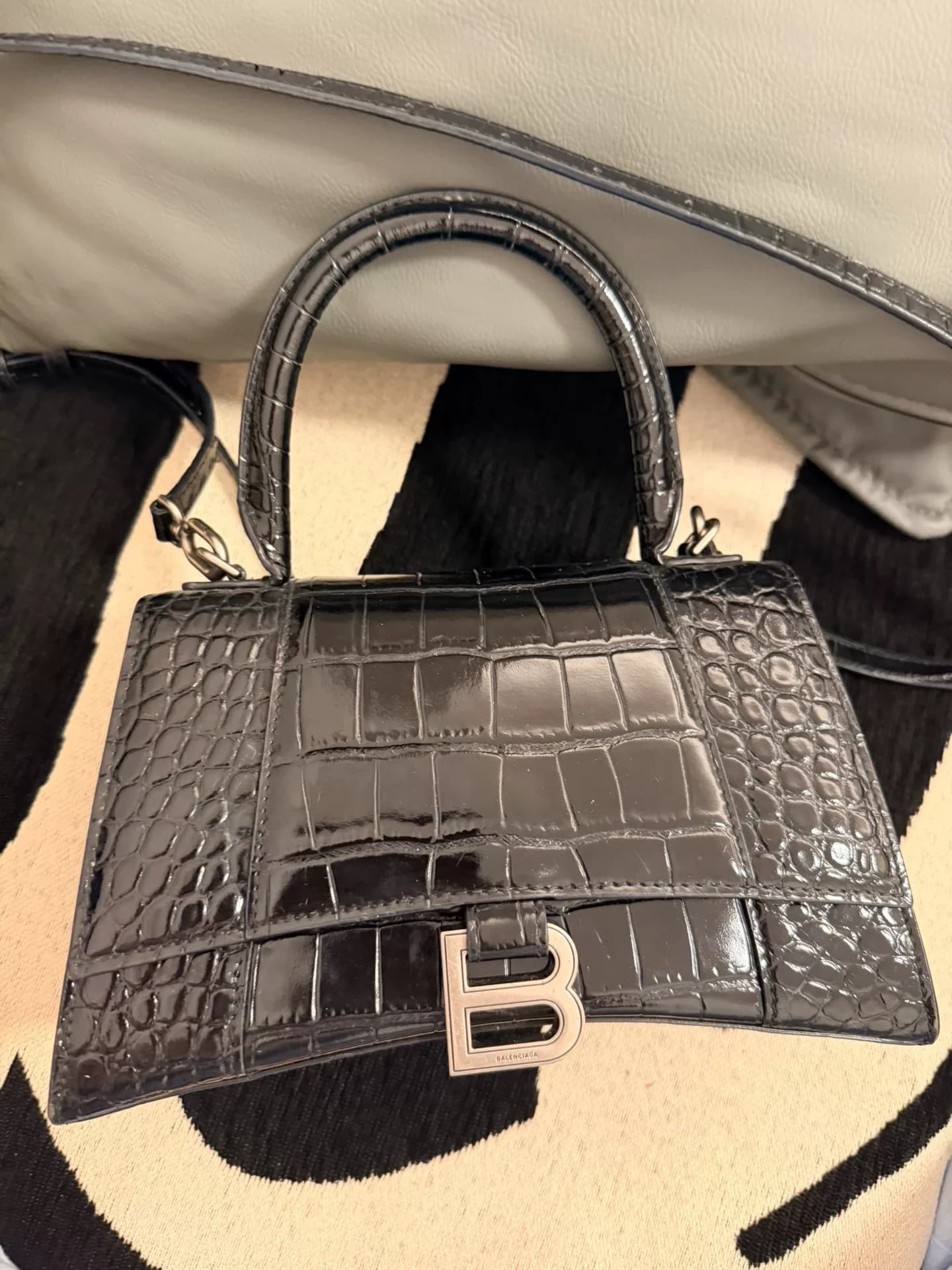 Почти новая роскошная сумка Balenciaga в форме песочных часов, размер S, черная, с тиснением под крокодила, с серебряной пряжкой B