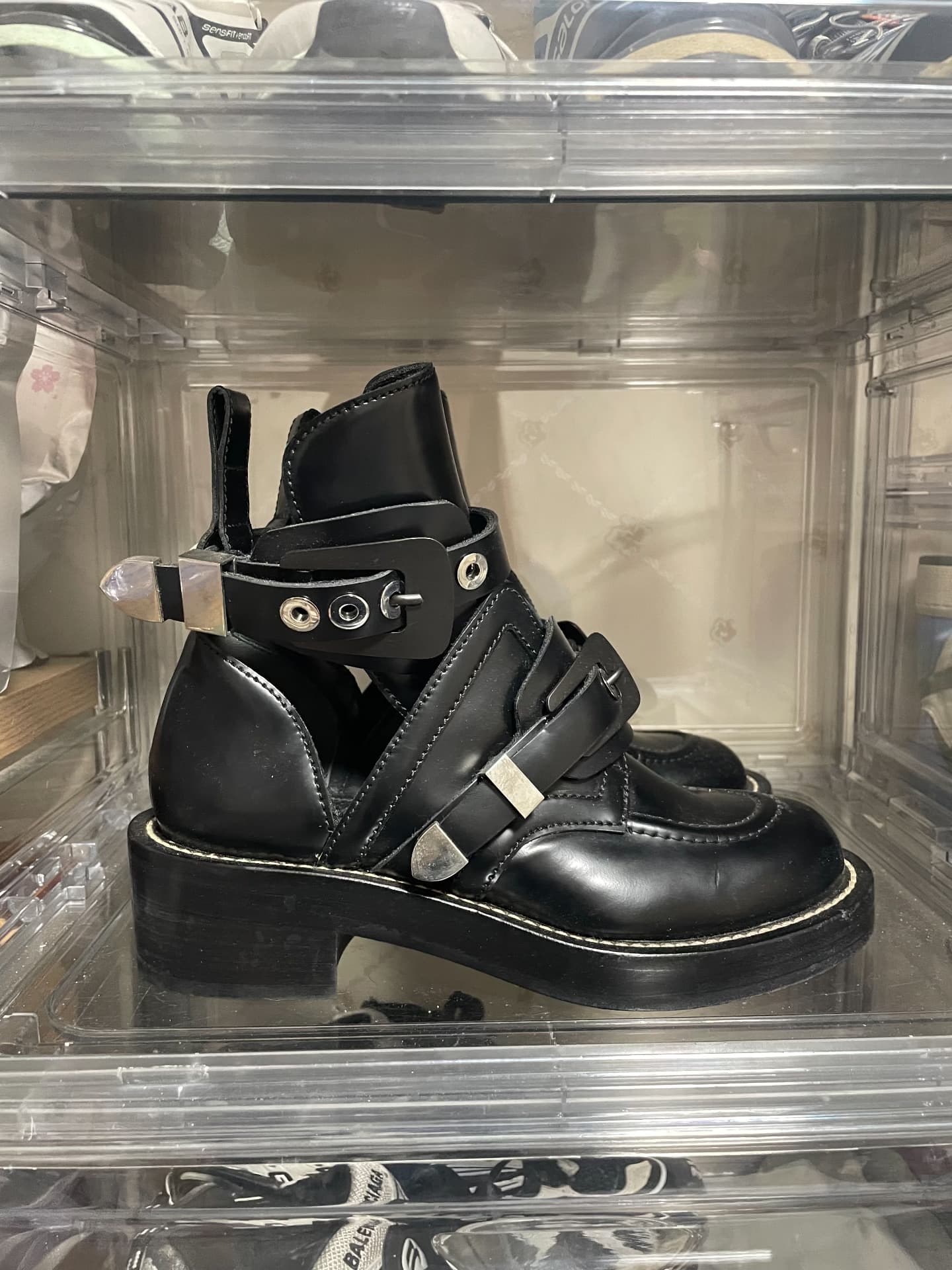 Balenciaga Мотоциклетные полусапожки BALENCIAGA из телячьей кожи на толстом каблуке совершенно нового цвета