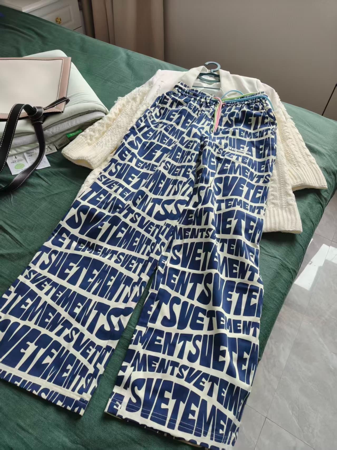 Брюки с буквенным принтом Vetements, бело-голубая цветовая гамма, буквы очень узнаваемые, лицо