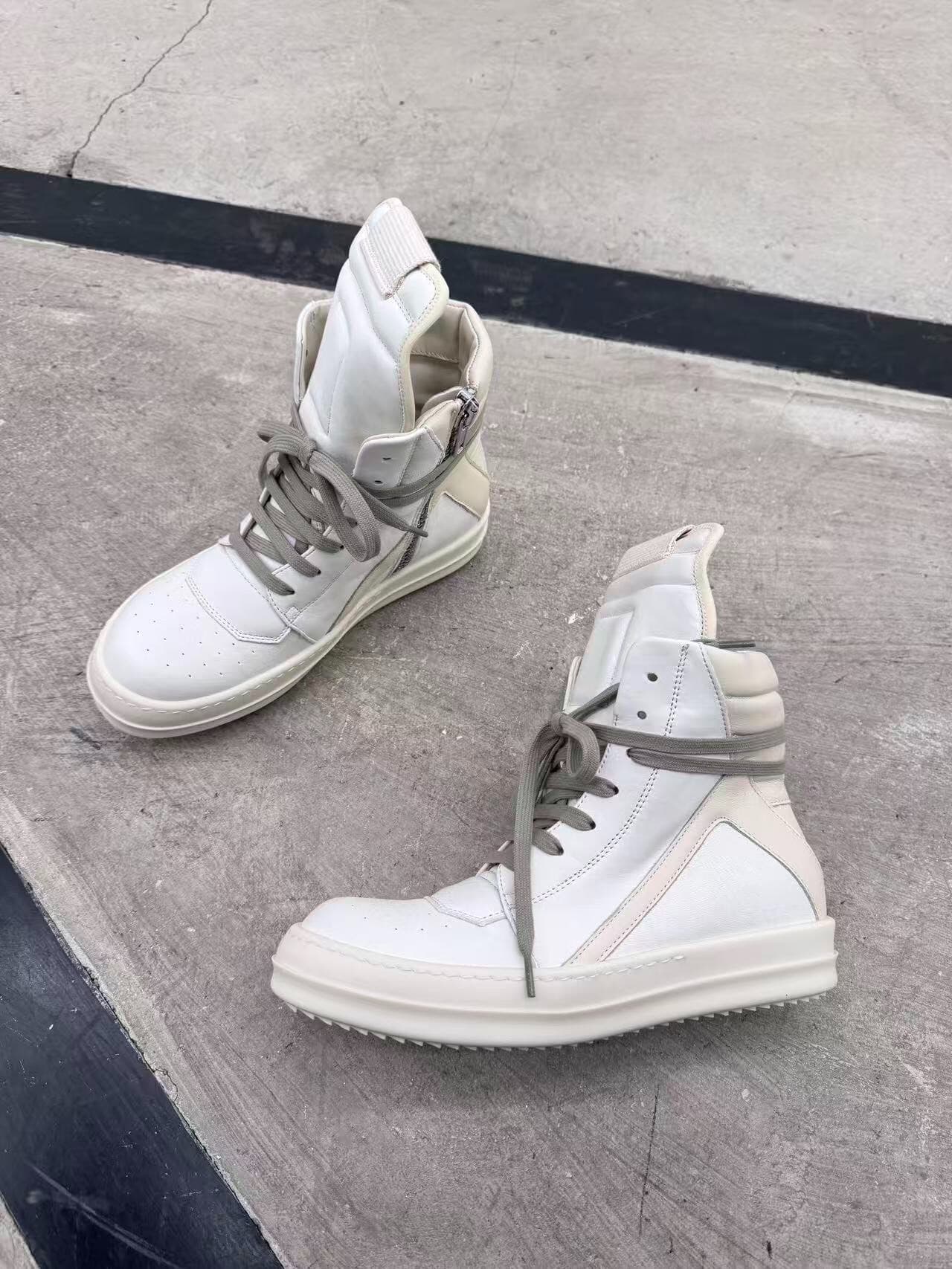 Спот Rick Owens чисто-белого цвета в тон туфлям с перевернутым треугольником и высоким берцем t