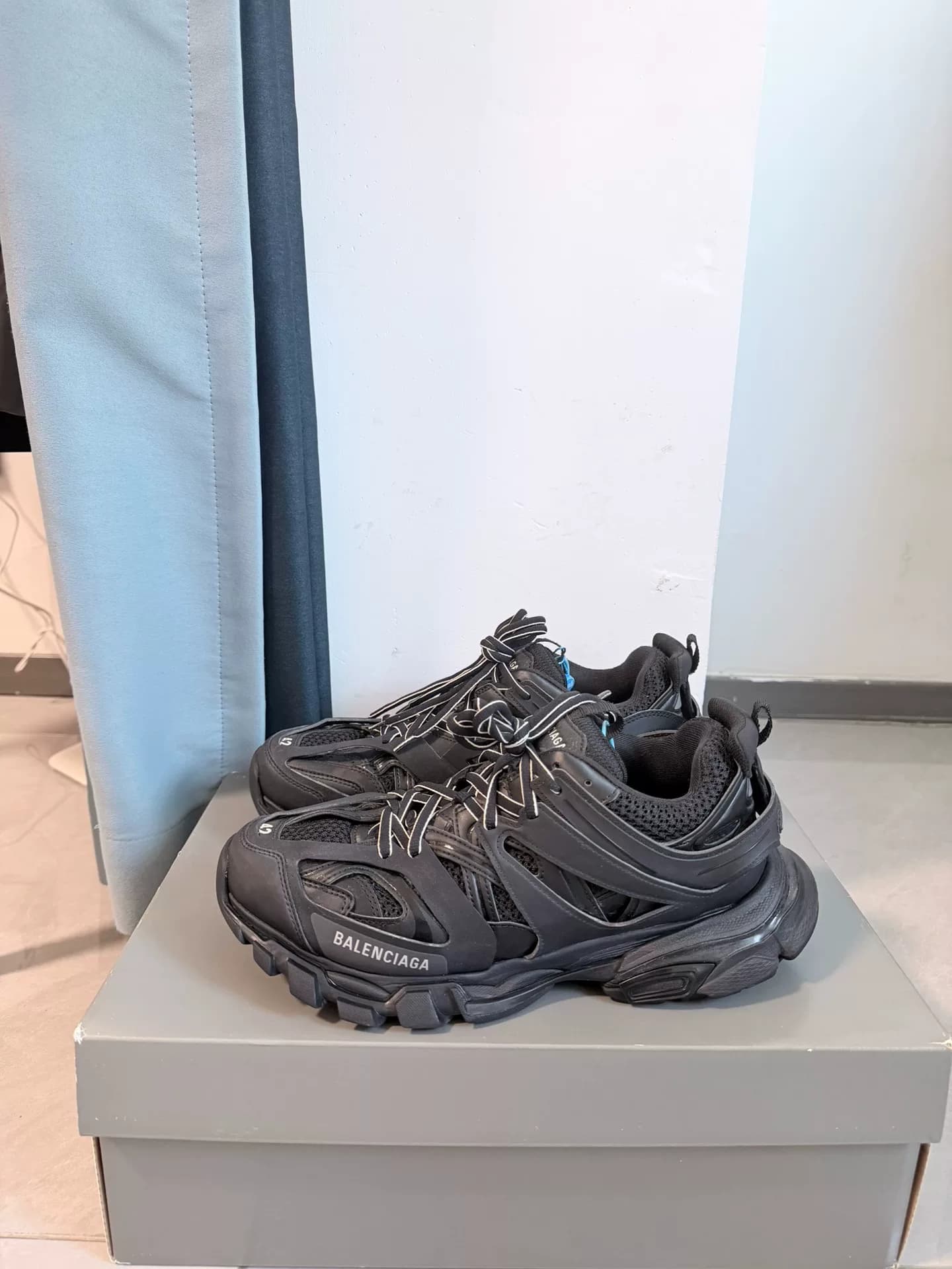 Balenciaga Черный спортивный костюм Balenciaga с глубоким вырезом "папочка"