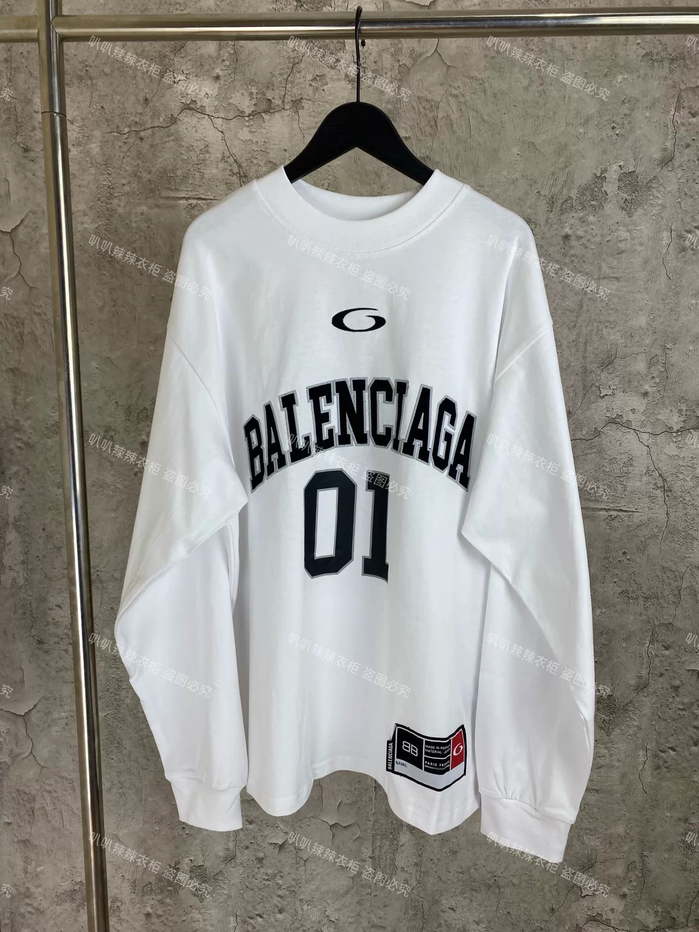 Футболка с длинными рукавами и буквенной вышивкой Balenciaga 01 - топовое издание модных товаров Balenciaga.