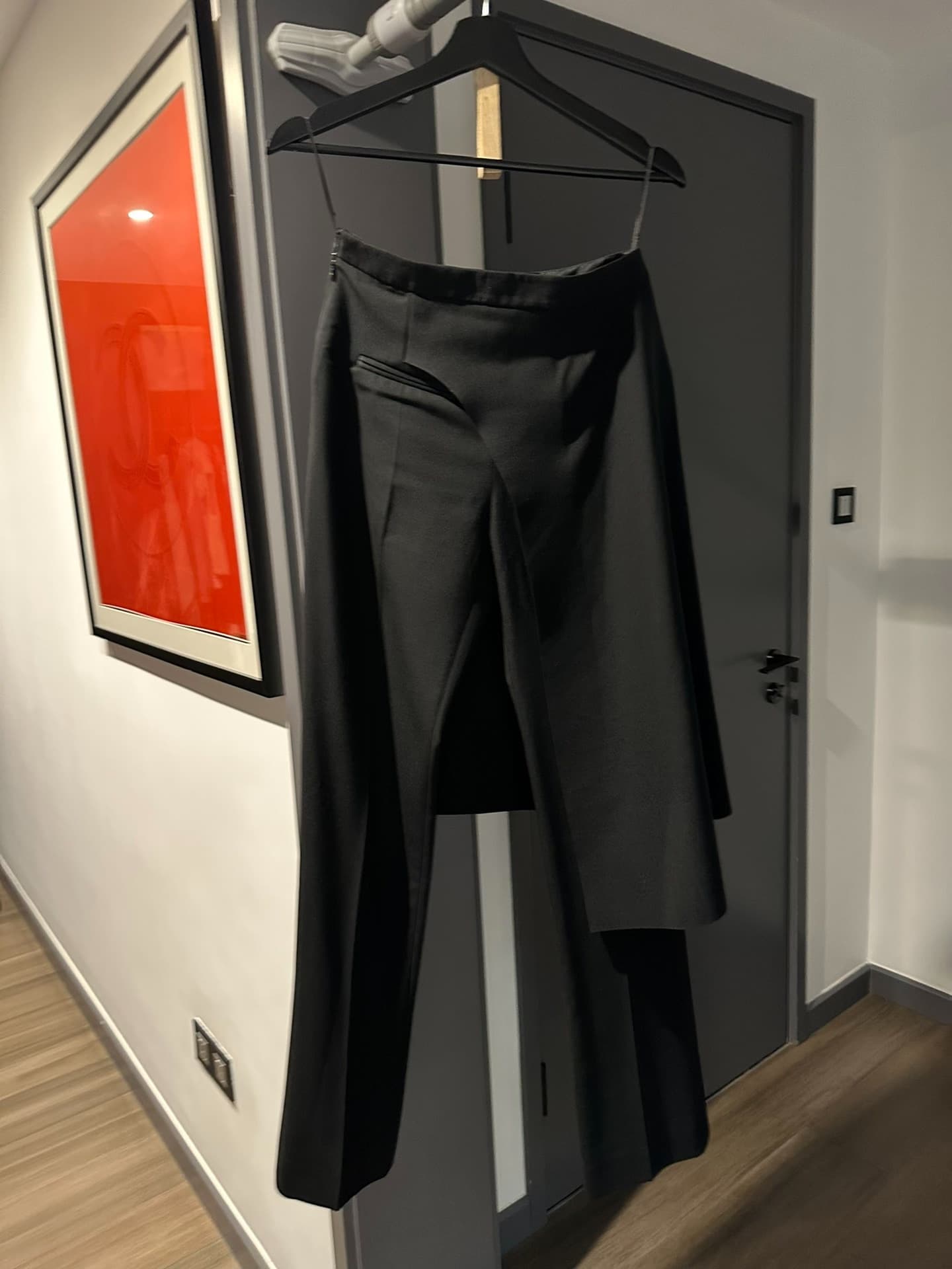 Брюки-кюлоты от Balenciaga, надетые один раз, мне маловаты.Он не совсем новый, промойте его водой и слегка пометьте