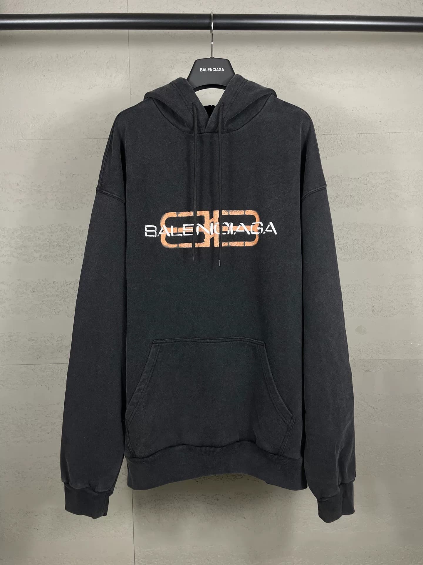 Balenciaga Новый ЛОГОТИП Balenciaga с двухцветной нечеткой печатью.