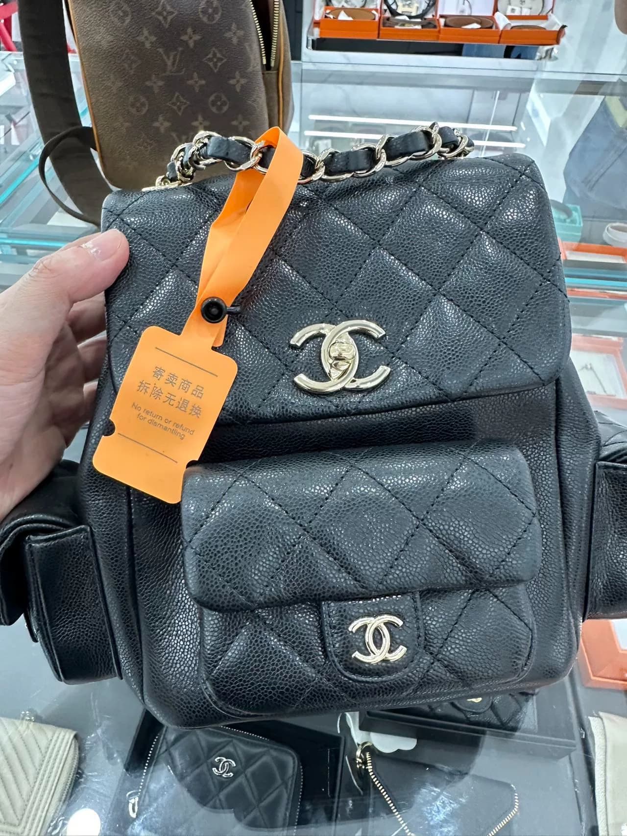 Рюкзак Chanel duma explosive bag имеет небольшой размер и использовался всего один раз.Очень, очень новый, 5