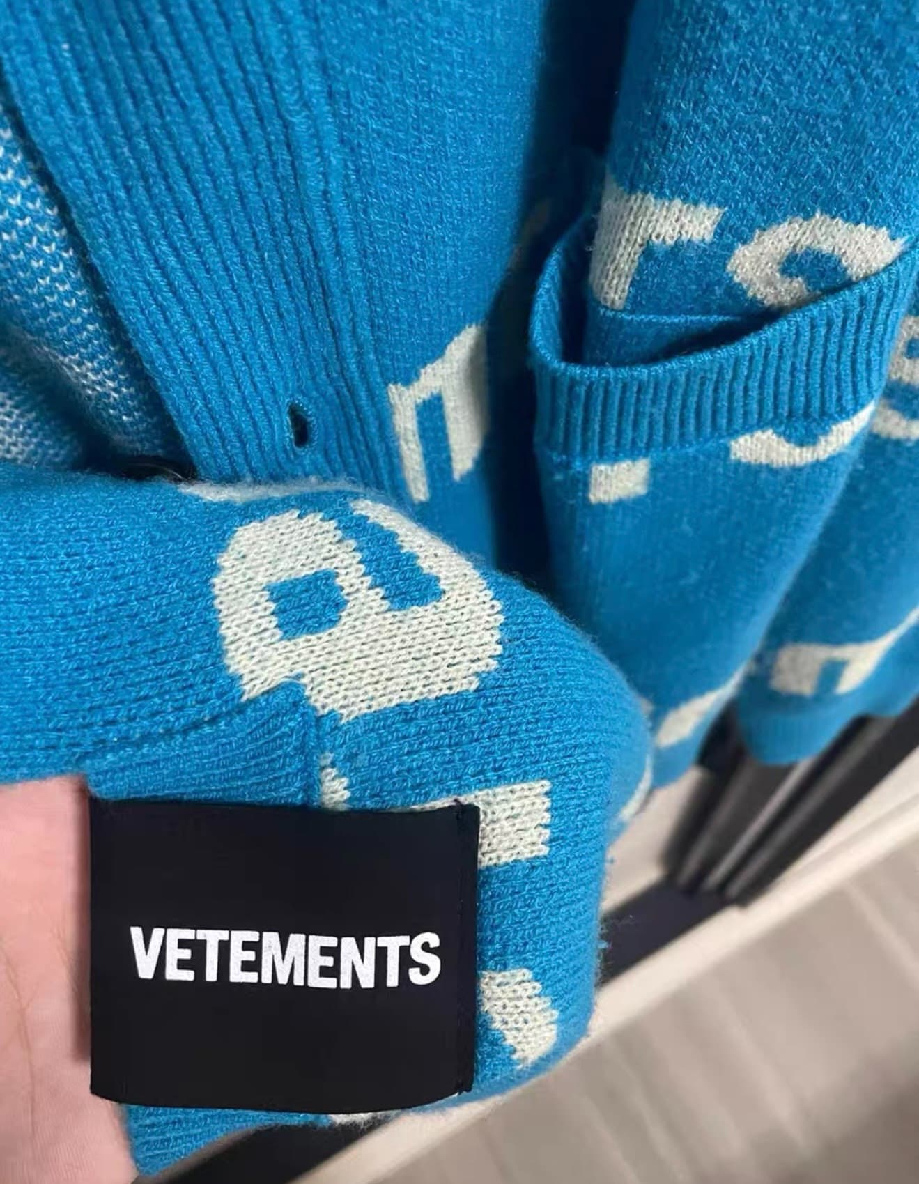 Вязаный кардиган VETEMENTS ярко-синего цвета с длинными рукавами