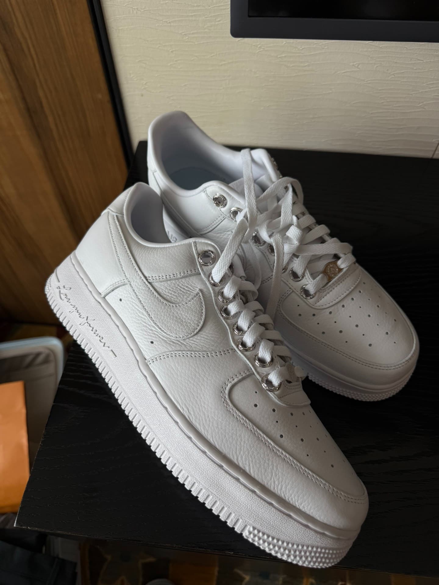 Кобрендовые кроссовки Nike Drake с хромированными сердечками белого цвета
