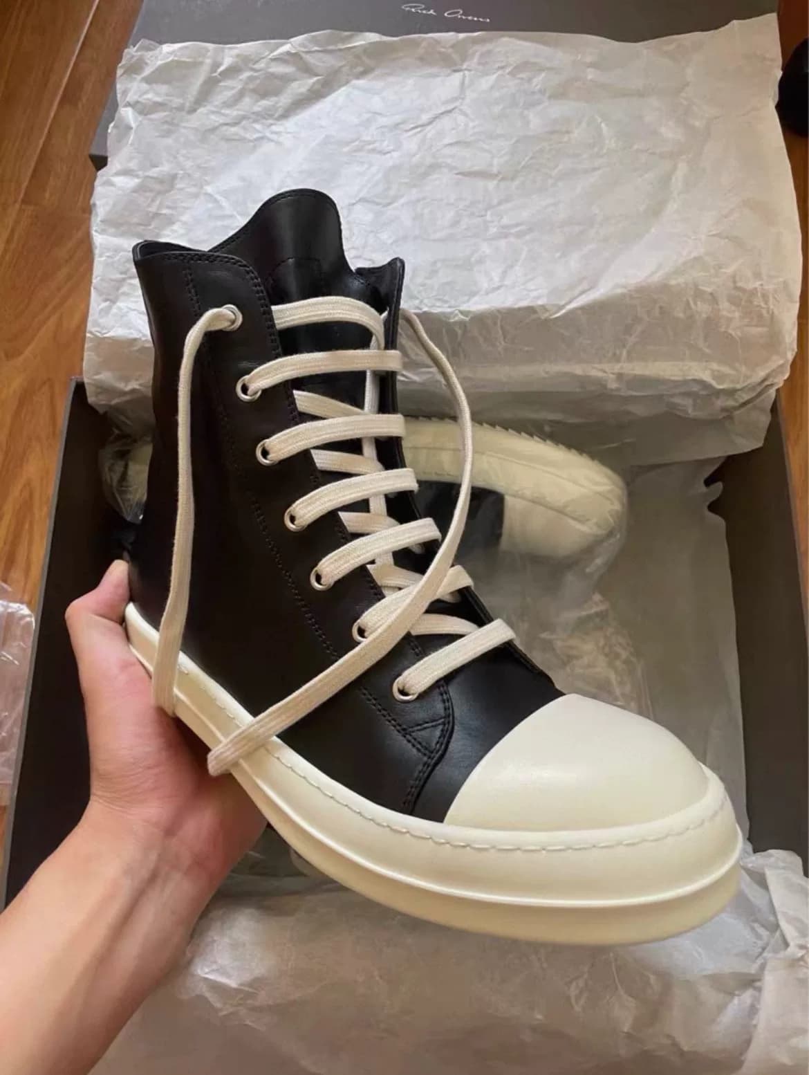 Классическая модель из воловьей кожи с высоким берцем от Rick Owens Ramones main line