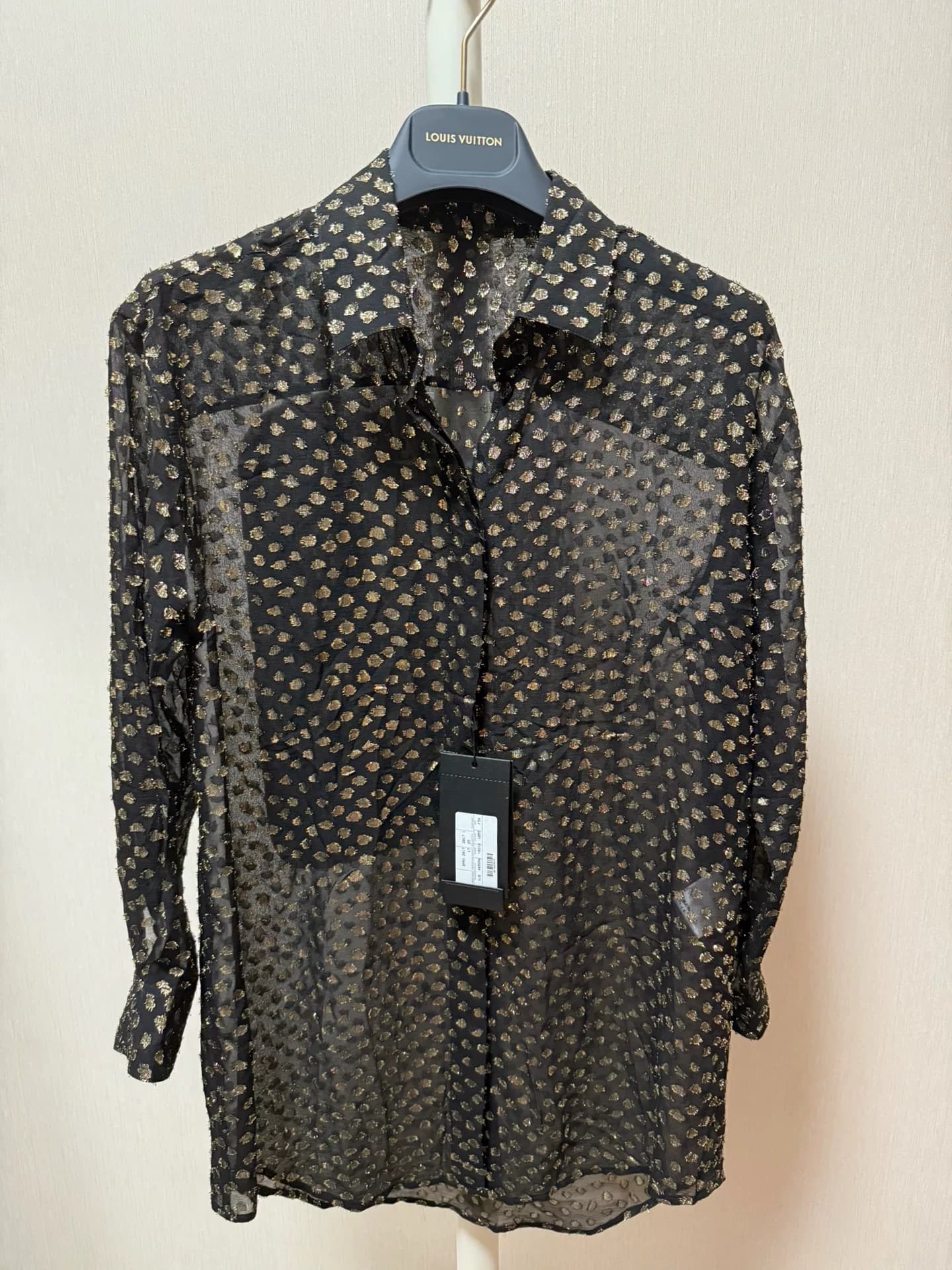 Совершенно новая шелковая рубашка SAINT LAURENT с биркой SAINT LAURENT в золотой горошек на черном фоне