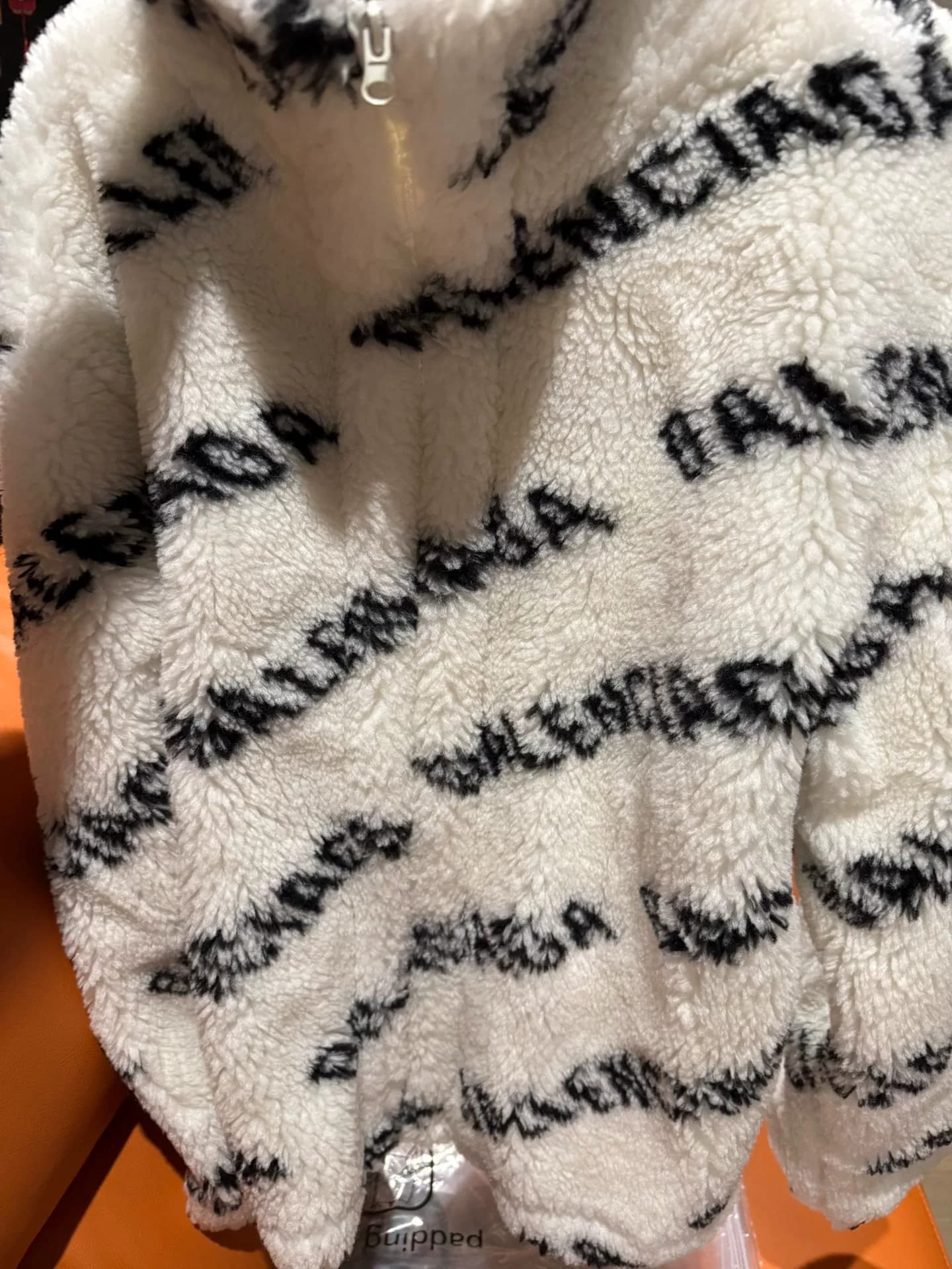 Balenciaga Пальто из овечьей шерсти Balenciaga белого цвета с логотипом Balenciaga