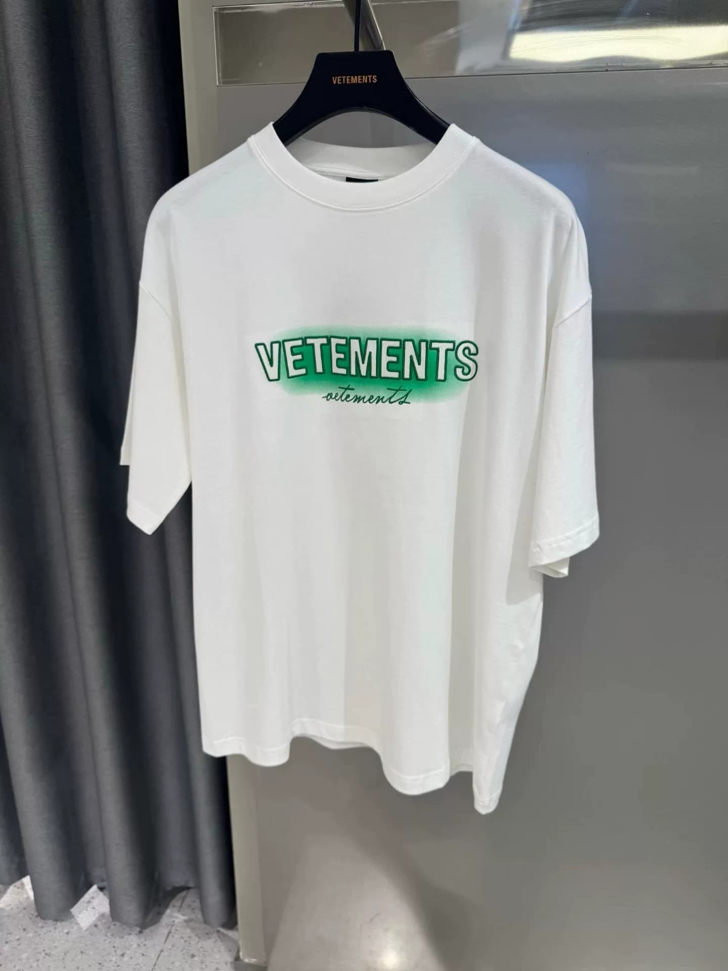 Футболка с короткими рукавами и принтом большого зеленого логотипа бренда VETEMENTS tide