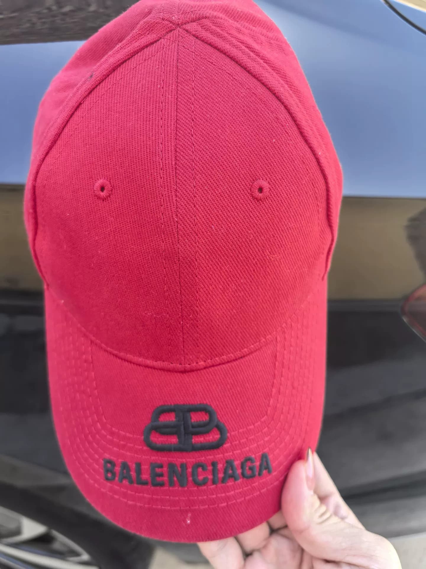 Шапка Balenciaga, красная, размер L, можно носить по окружности 58, новая на 90%.