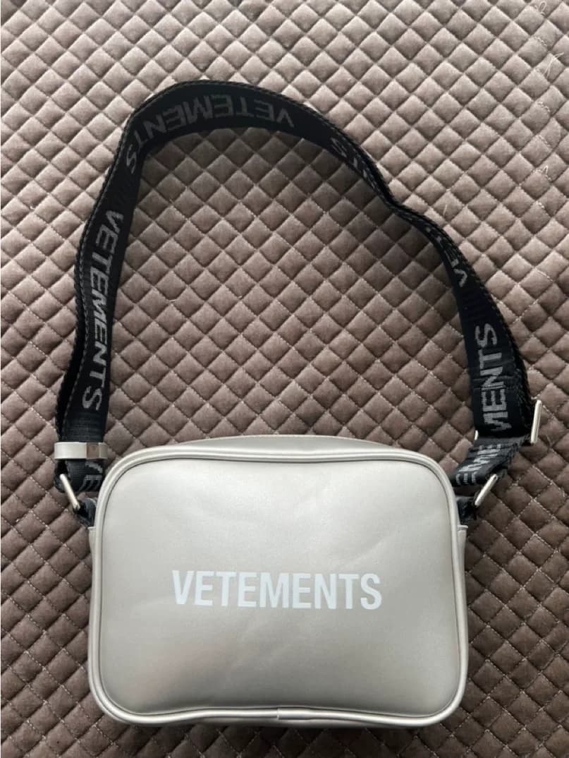 Серебряная сумка-мессенджер VETEMENTS, модный бренд, выбросьте ее на следующий день после снятия бирки, совершенно новая