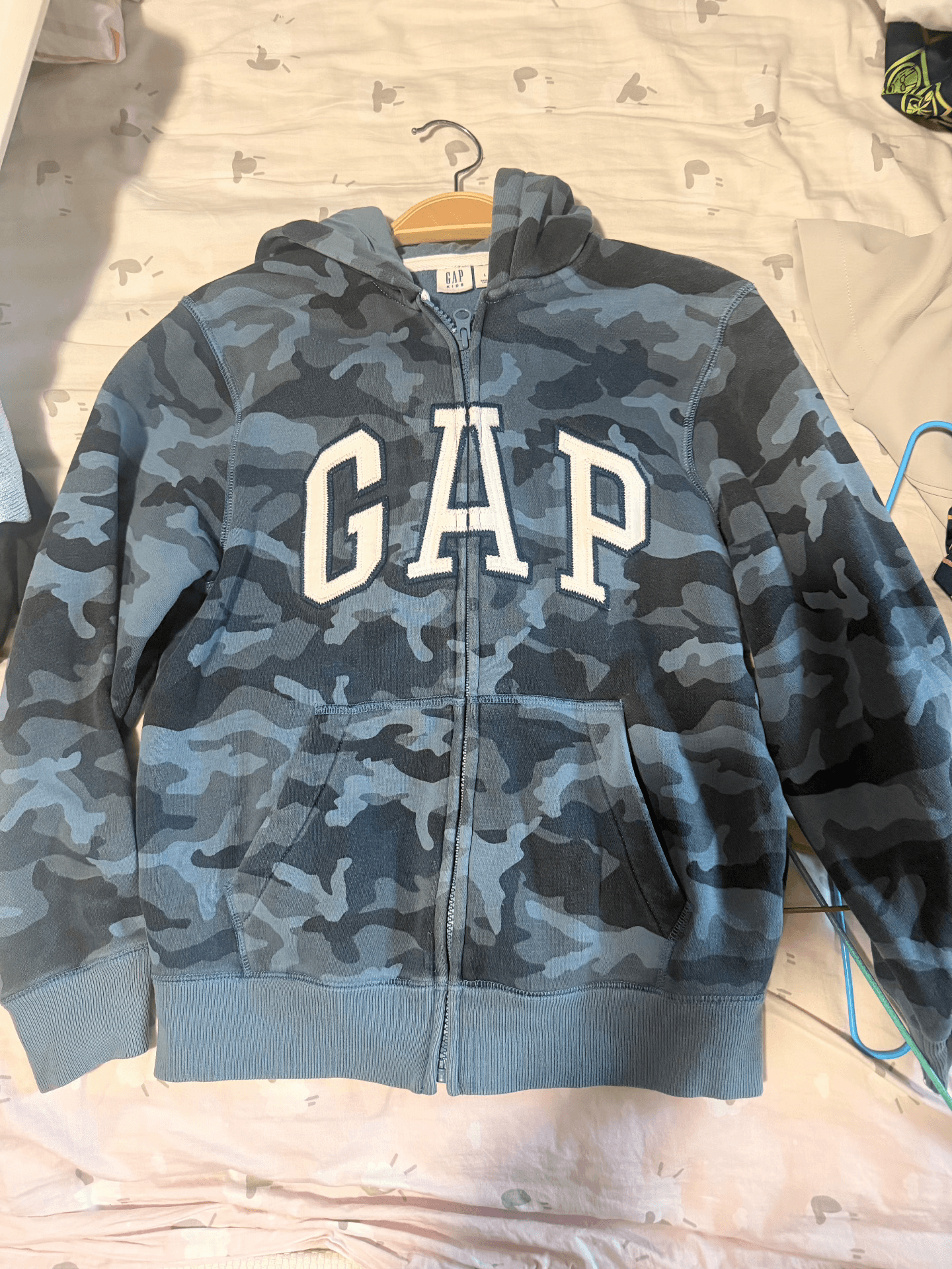 Камуфляжный свитер с капюшоном Gap - это детская одежда размера L, подходящая для роста 140-160. Длина одежды составляет около