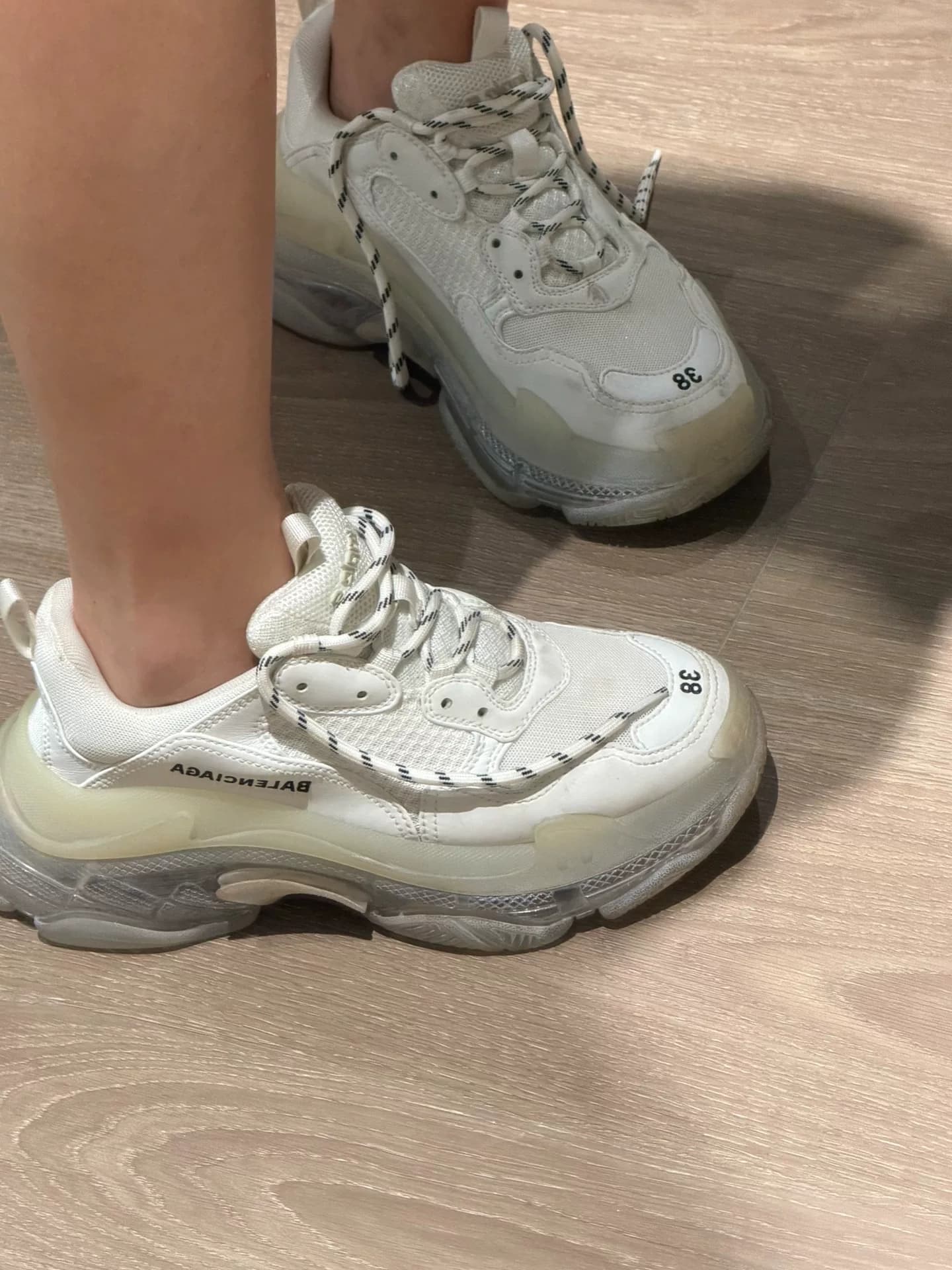 Туфли от Balenciaga daddy, я надевала их два или три раза, и, по-моему, они слишком тяжелые.Первоначальная цена оценивается в пять