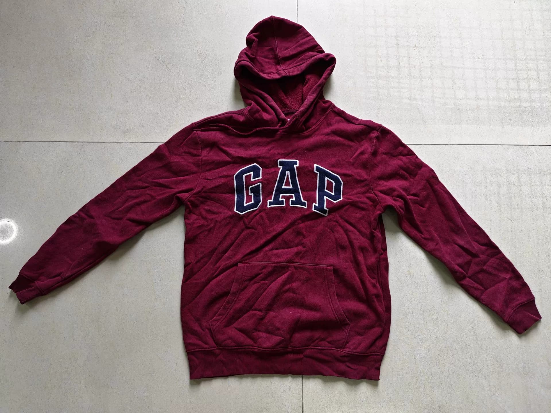 Классический бордовый свитер с капюшоном GAP размера XS