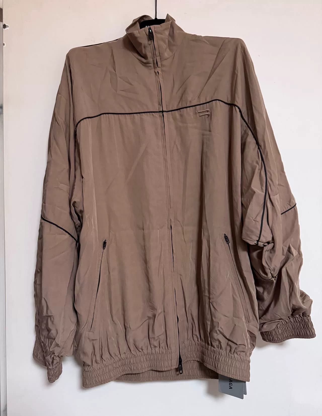 Классическая куртка Balenciaga цвета хаки, размер 32, абсолютно новая, не ношенная, ее нет в наличии.Воротник-стойка на молнии