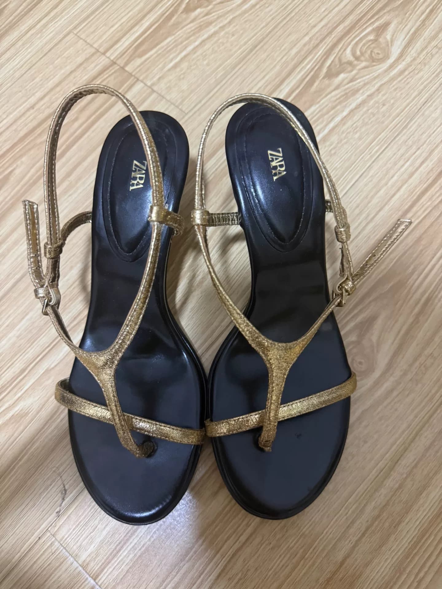 Босоножки Zara надевались два раза, первоначальная цена - 399 долларов, и на них есть два отслоившихся места.