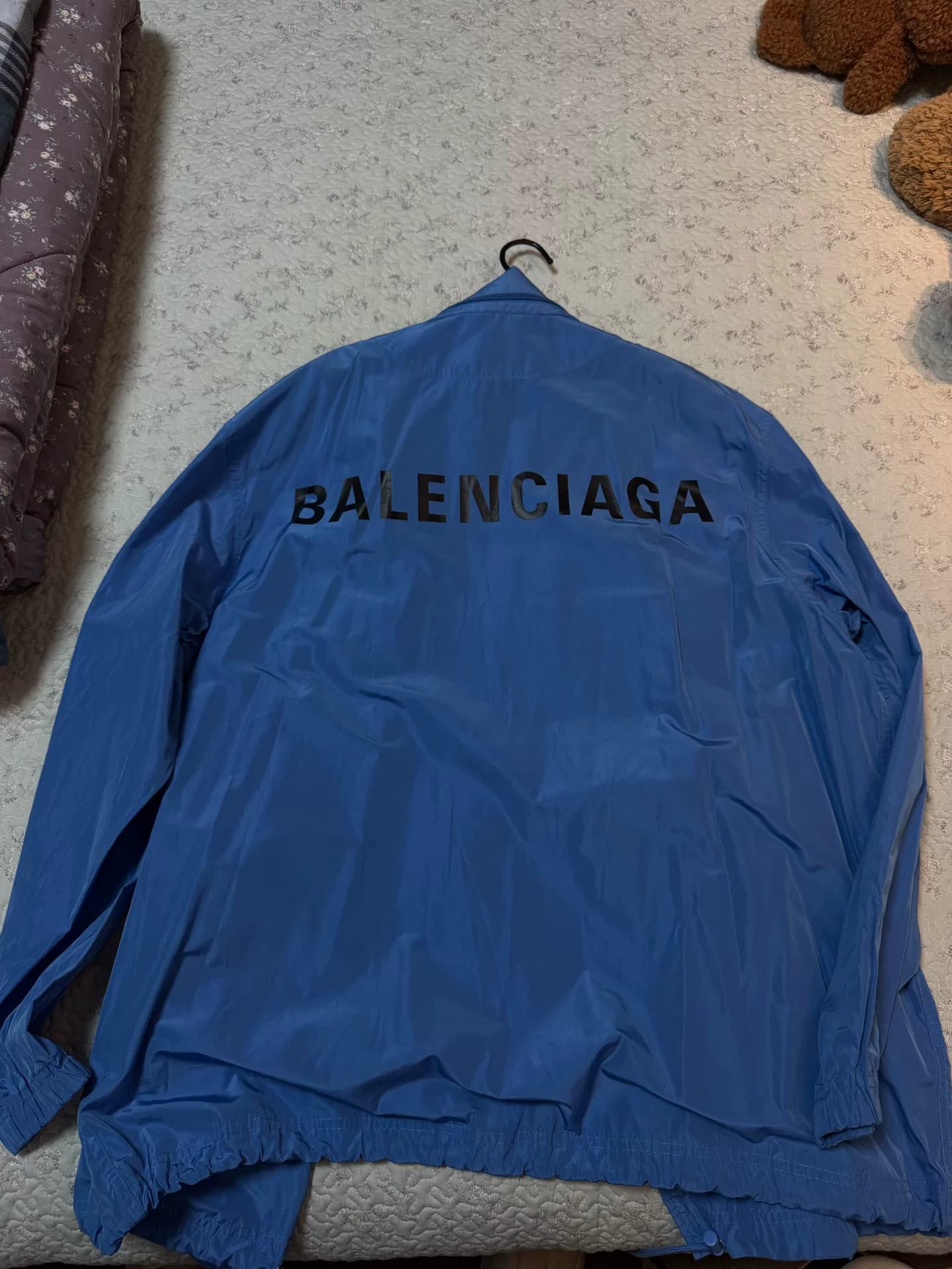 Фирменный синий логотип Balenciaga на спине anti-