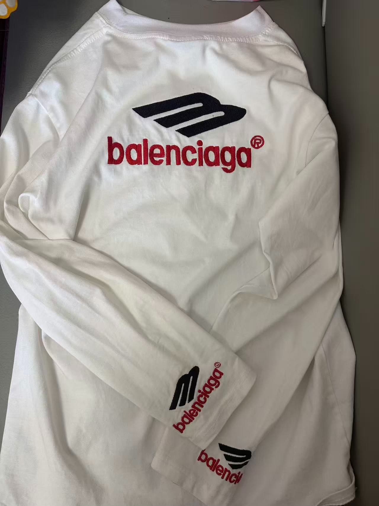 Совершенно новая белая футболка Balenciaga Balenciaga с длинными рукавами и большим логотипом на груди