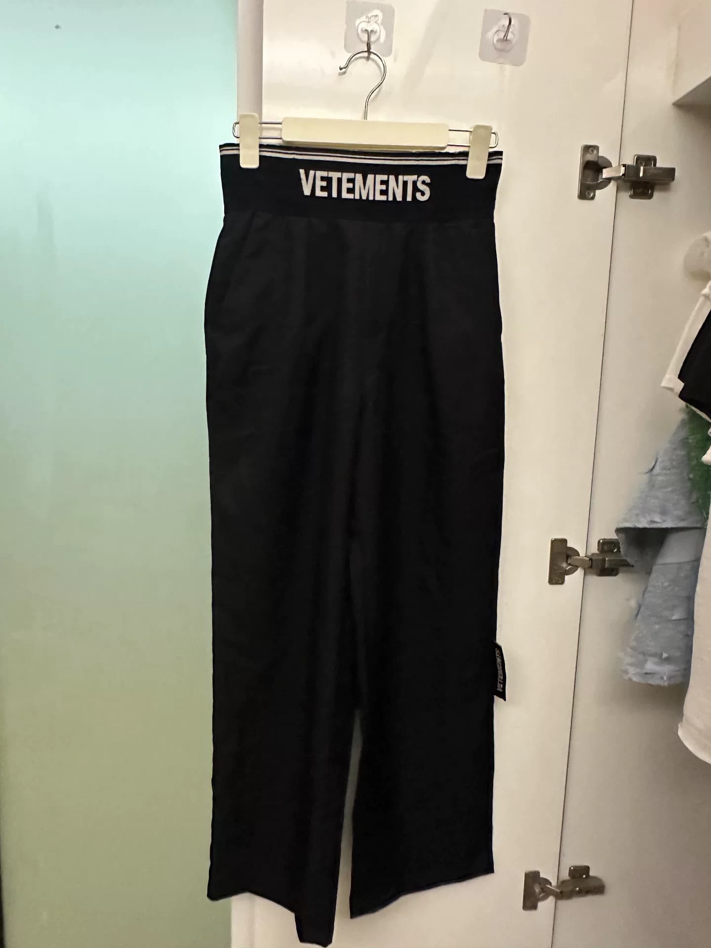 Черные брюки VETEMENTS с высокой талией, размер M, весенние и осенние модели.На поясе брюк есть прорезь