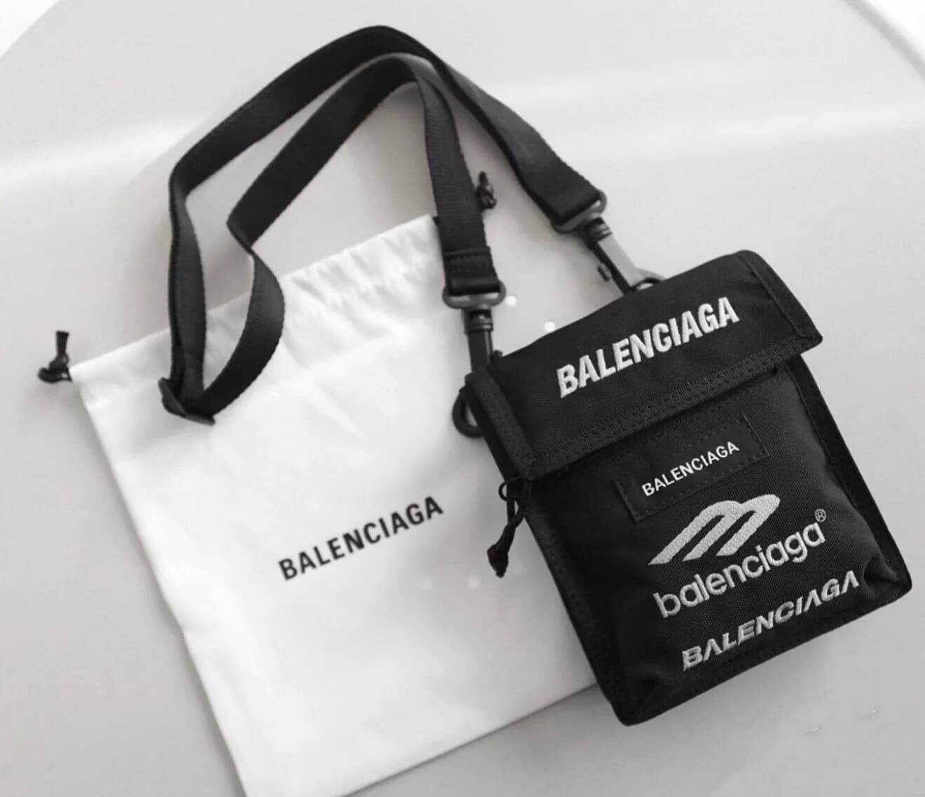 Черная нейлоновая сумка-мессенджер с вышитым логотипом Balenciaga Paris, мобильный телефон